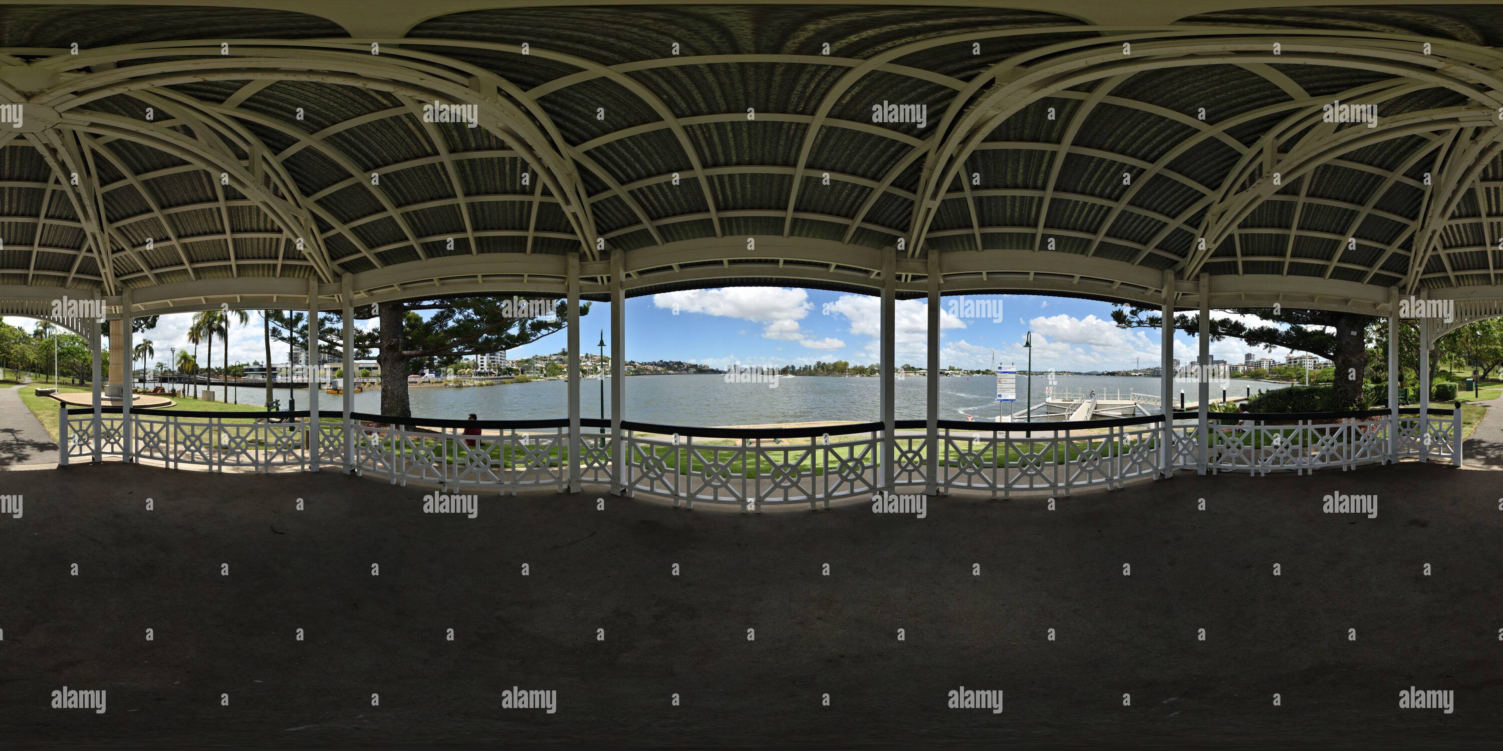 Visualizzazione panoramica a 360 gradi di Panorama a 360° del Newstead Park Bandstand con vista sul fiume Brisbane, Queensland, Australia