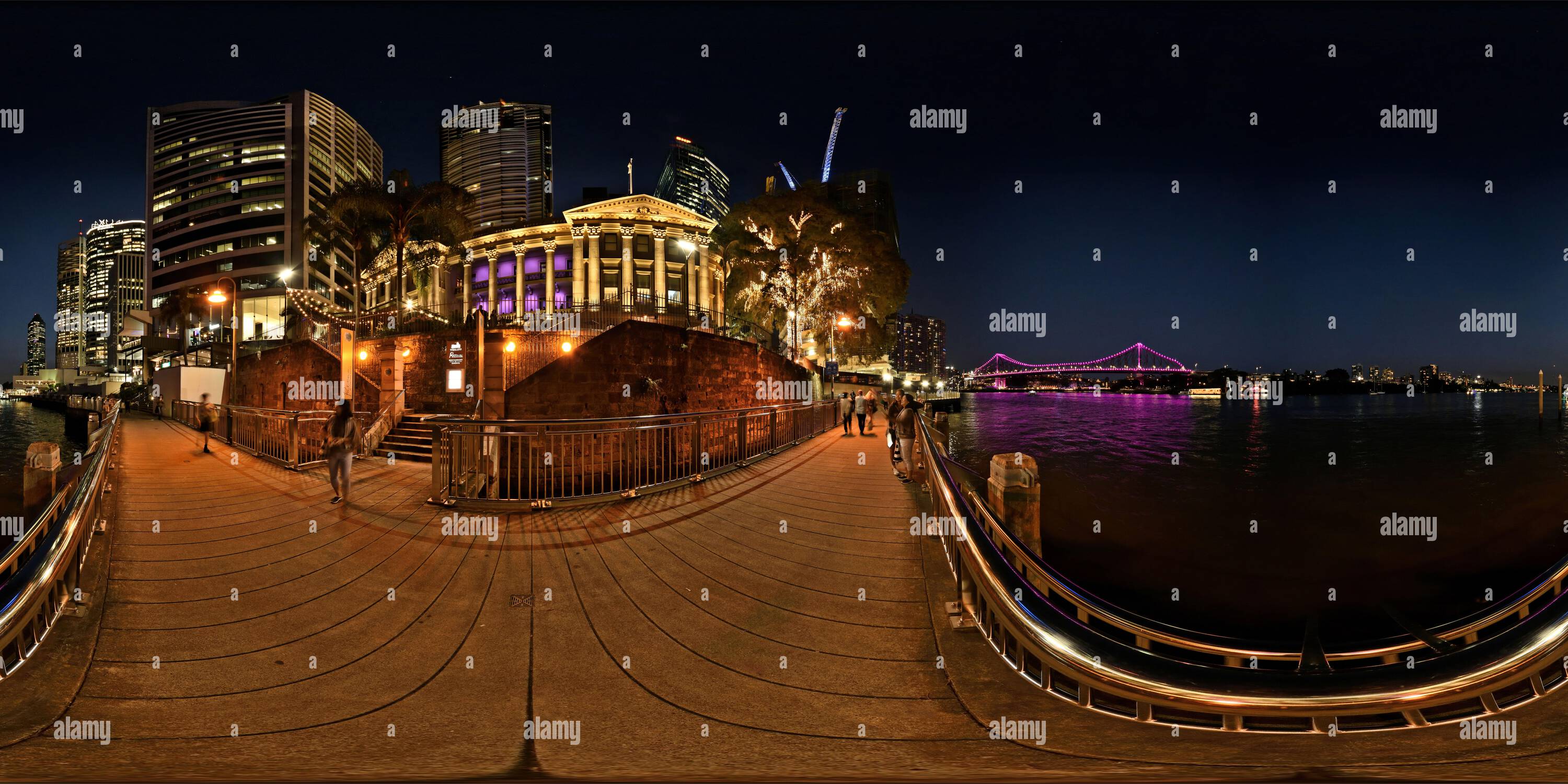 Visualizzazione panoramica a 360 gradi di Panorama a 360° della Customs House, del fiume Brisbane e dello Story Bridge di notte