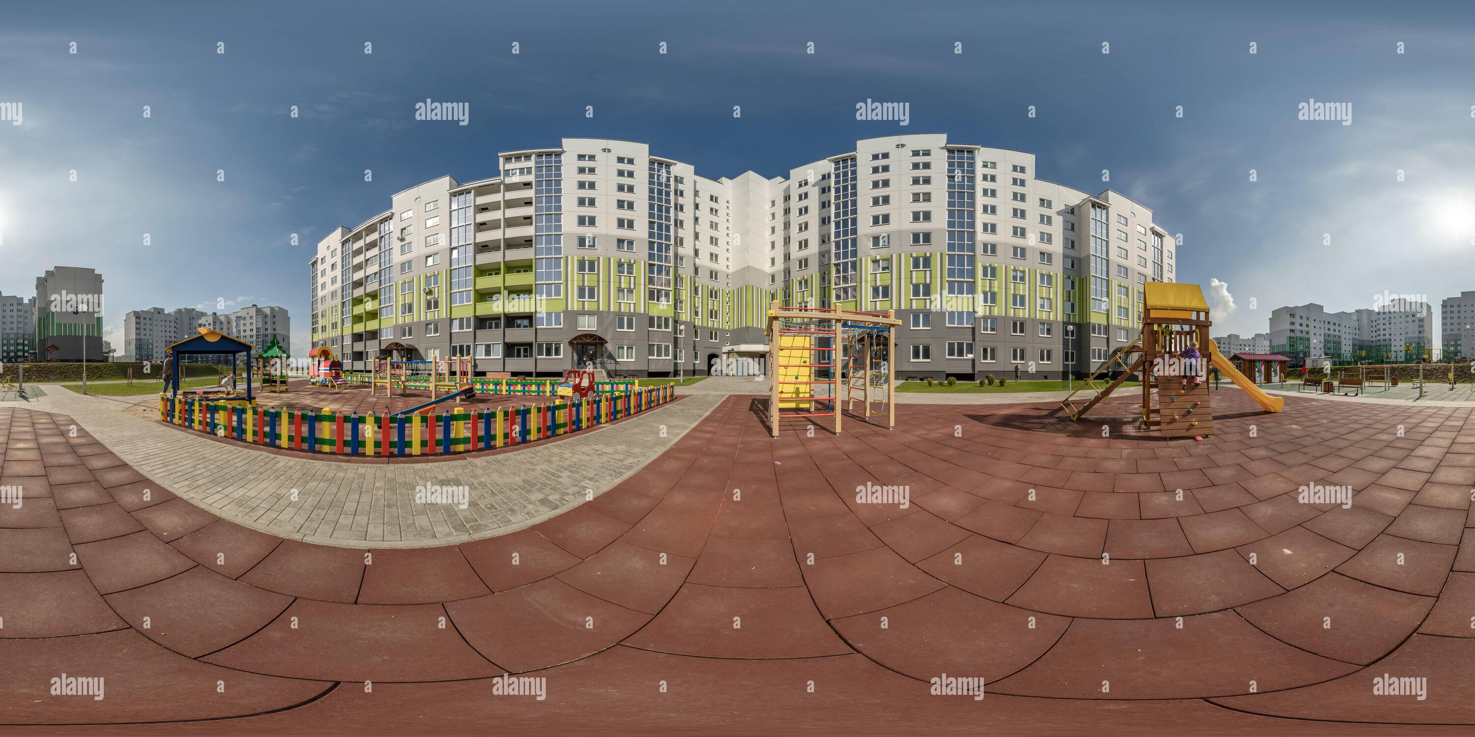 Visualizzazione panoramica a 360 gradi di vista panoramica hdri a 360° con grattacieli nel nuovo moderno complesso residenziale su parcheggio per persone con disabilità in progetto sferico equirettangolare