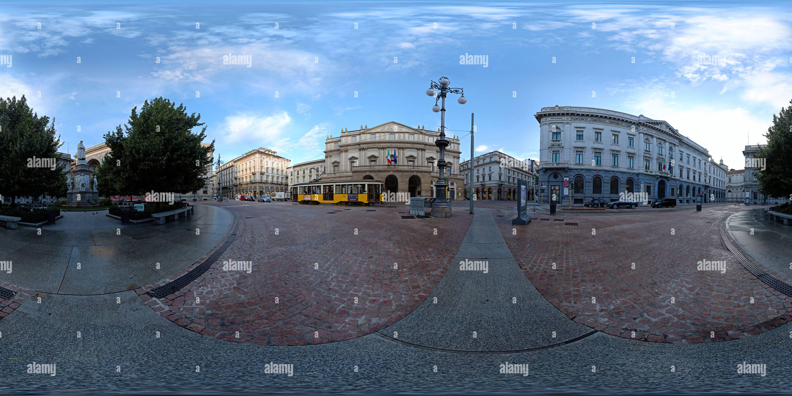 Visualizzazione panoramica a 360 gradi di 360° Panorama - Teatro alla Scala, a Yellow tram Turistico, Palazzo Brentani Greppi e gallerie d'Italia, Milano, Italia.