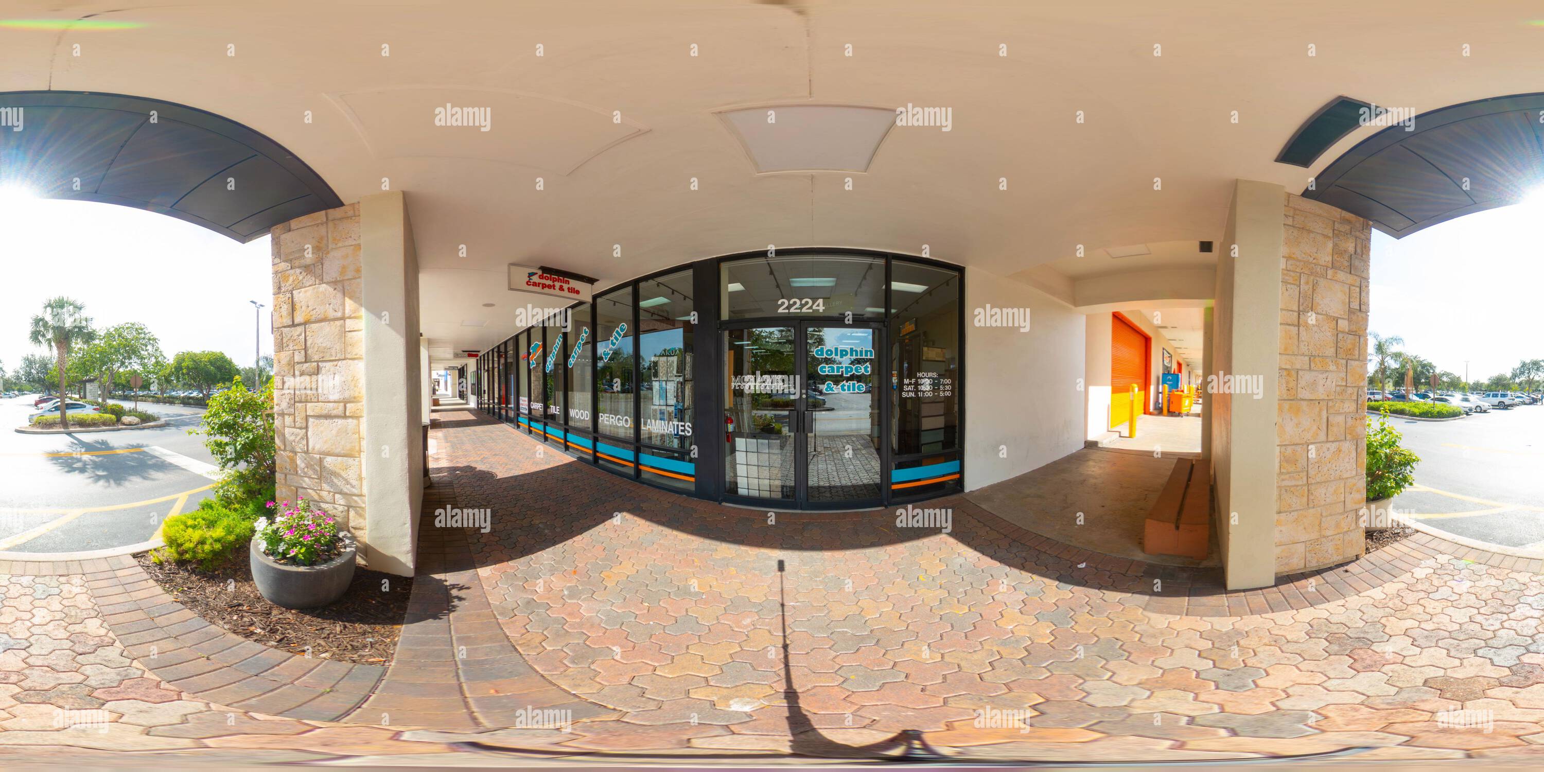 Visualizzazione panoramica a 360 gradi di DAVIE, FL, USA - 13 luglio 2023: Foto del 360 di 360 foto dei Dolphin Carpet e Tile Tower Shops