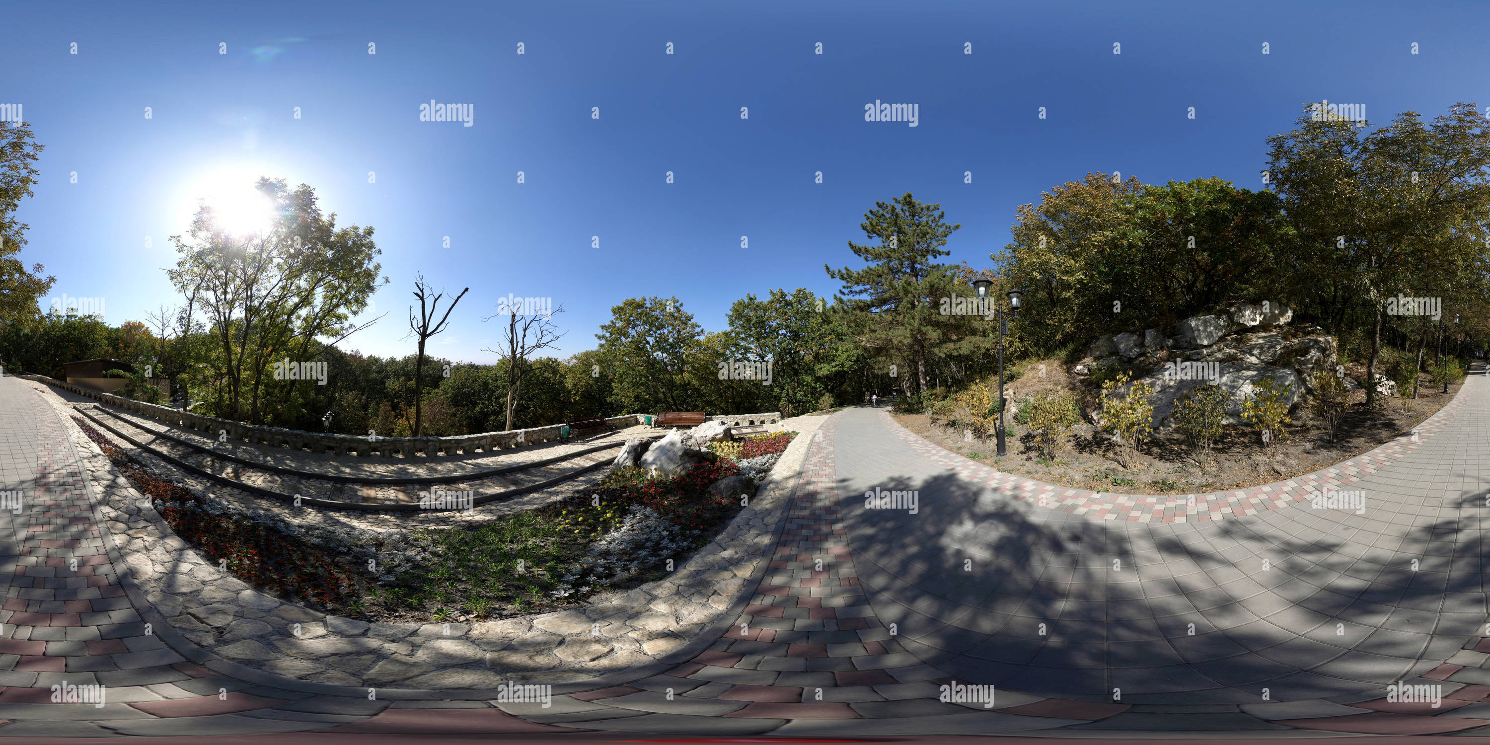 Visualizzazione panoramica a 360 gradi di Парк после реконструкции 2020. Инсталляция Рельсы