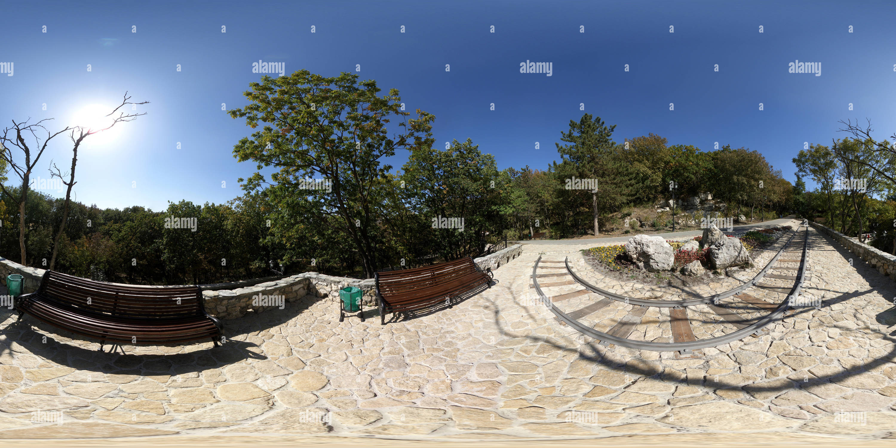 Visualizzazione panoramica a 360 gradi di Парк после реконструкции 2020. Инсталляция Рельсы 2