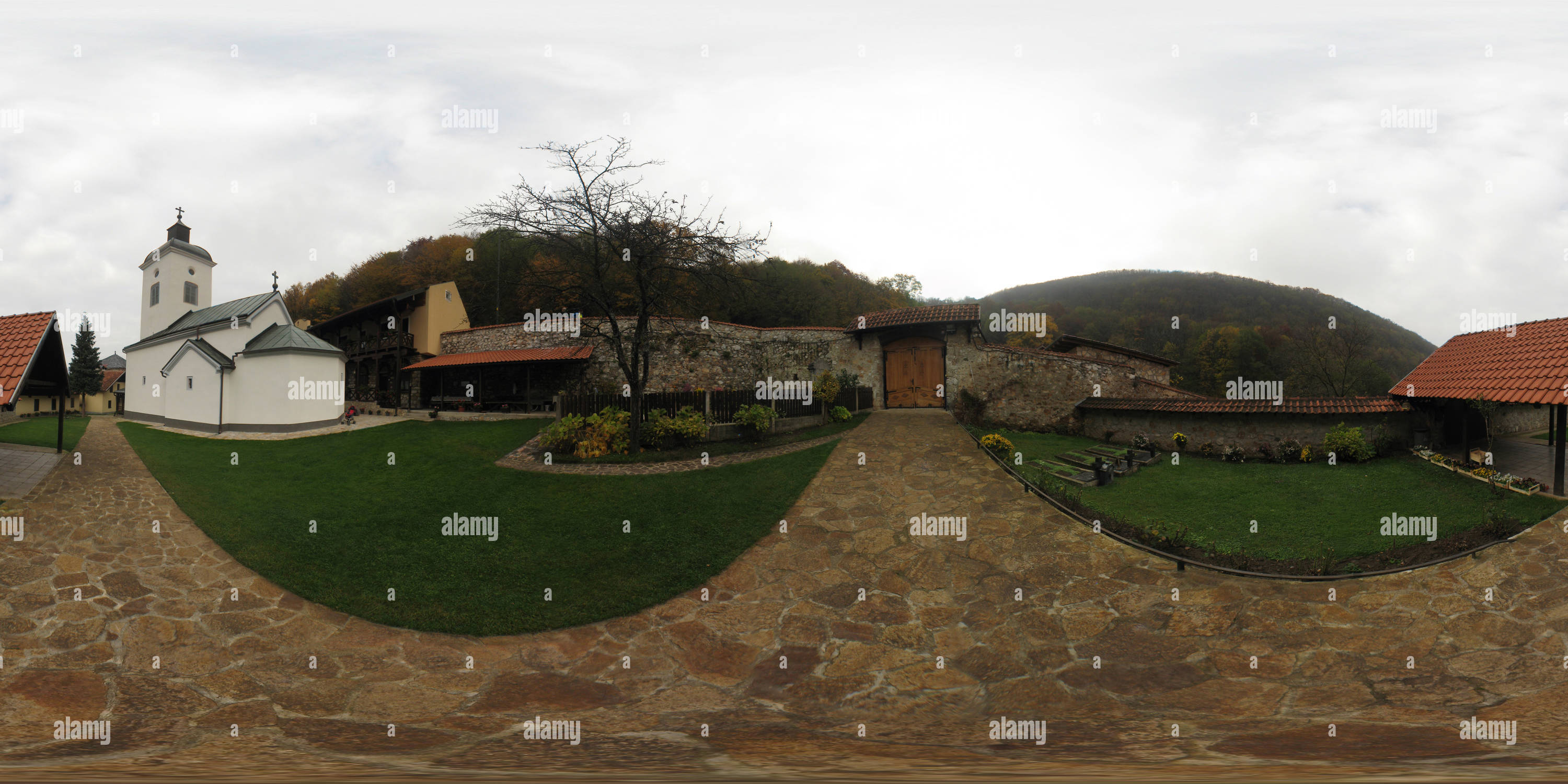 Visualizzazione panoramica a 360 gradi di Cacak - Monastero della Visitazione in un giorno nuvoloso