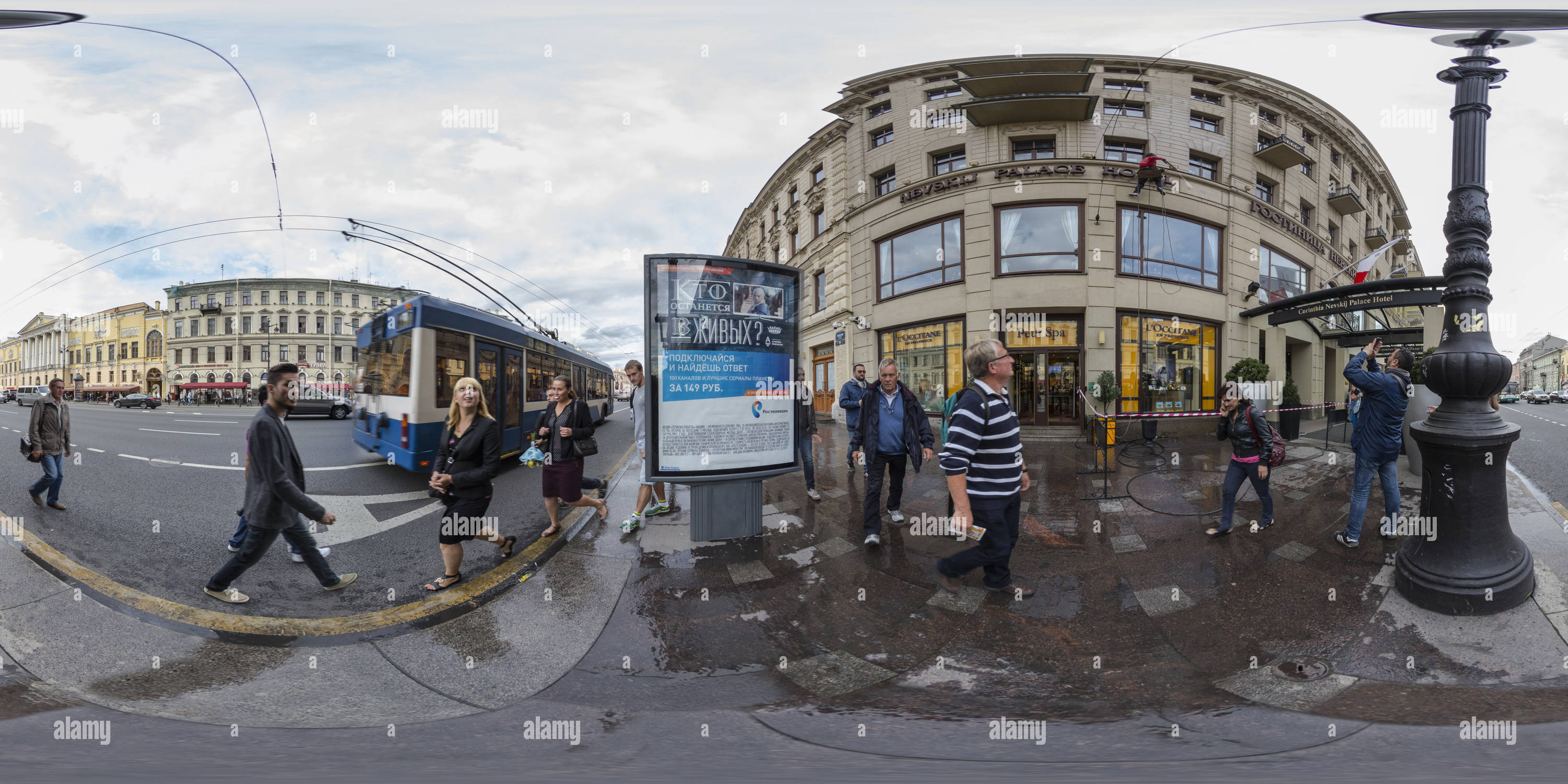 Visualizzazione panoramica a 360 gradi di Passsers-by e il pulitore al Nevsky Prospect di San Pietroburgo