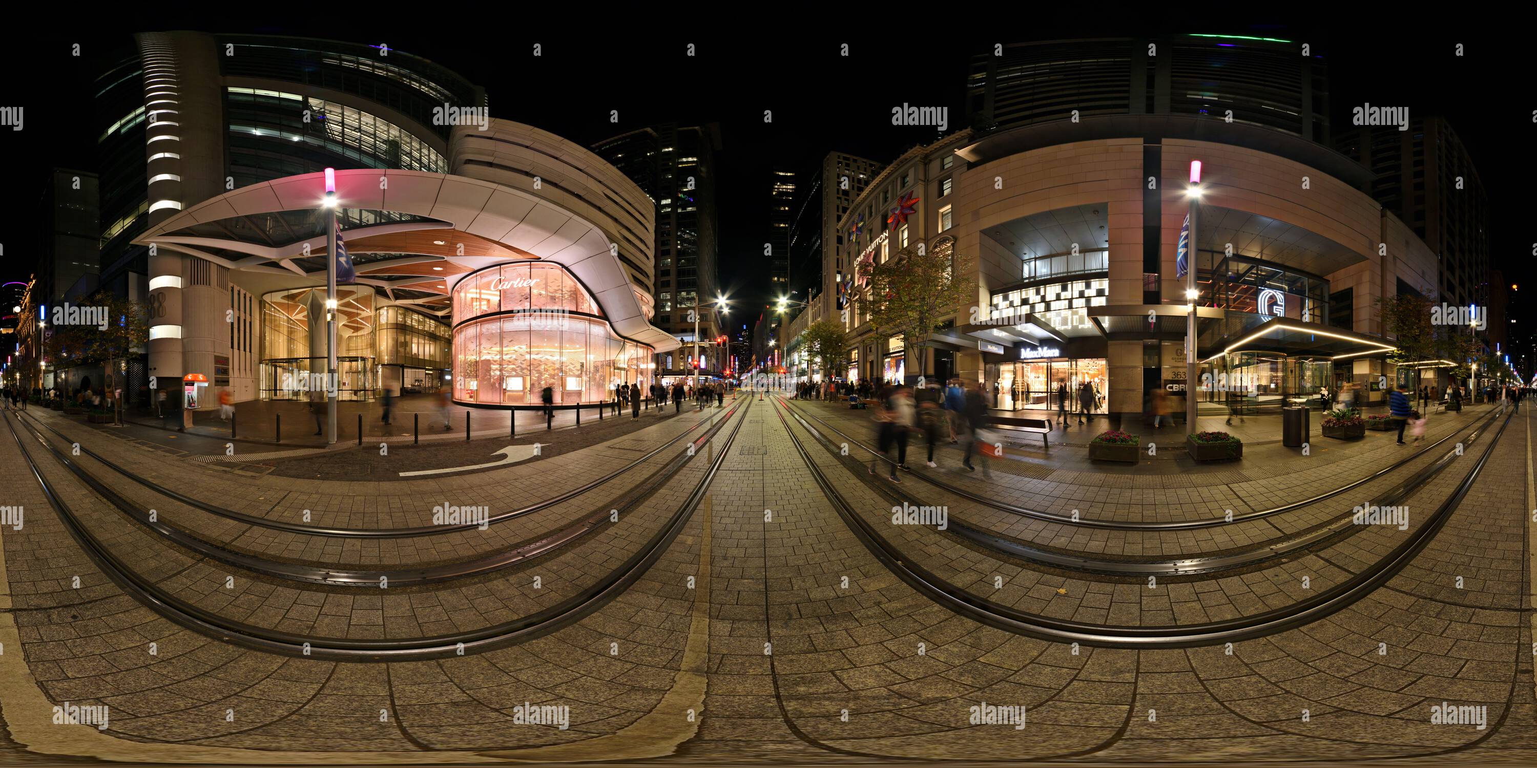 Visualizzazione panoramica a 360 gradi di VIVID nella città di Sydney, George Street ha chiuso per il Festival della luce, della musica e delle idee, Blue e Magenta Lights Line The Street