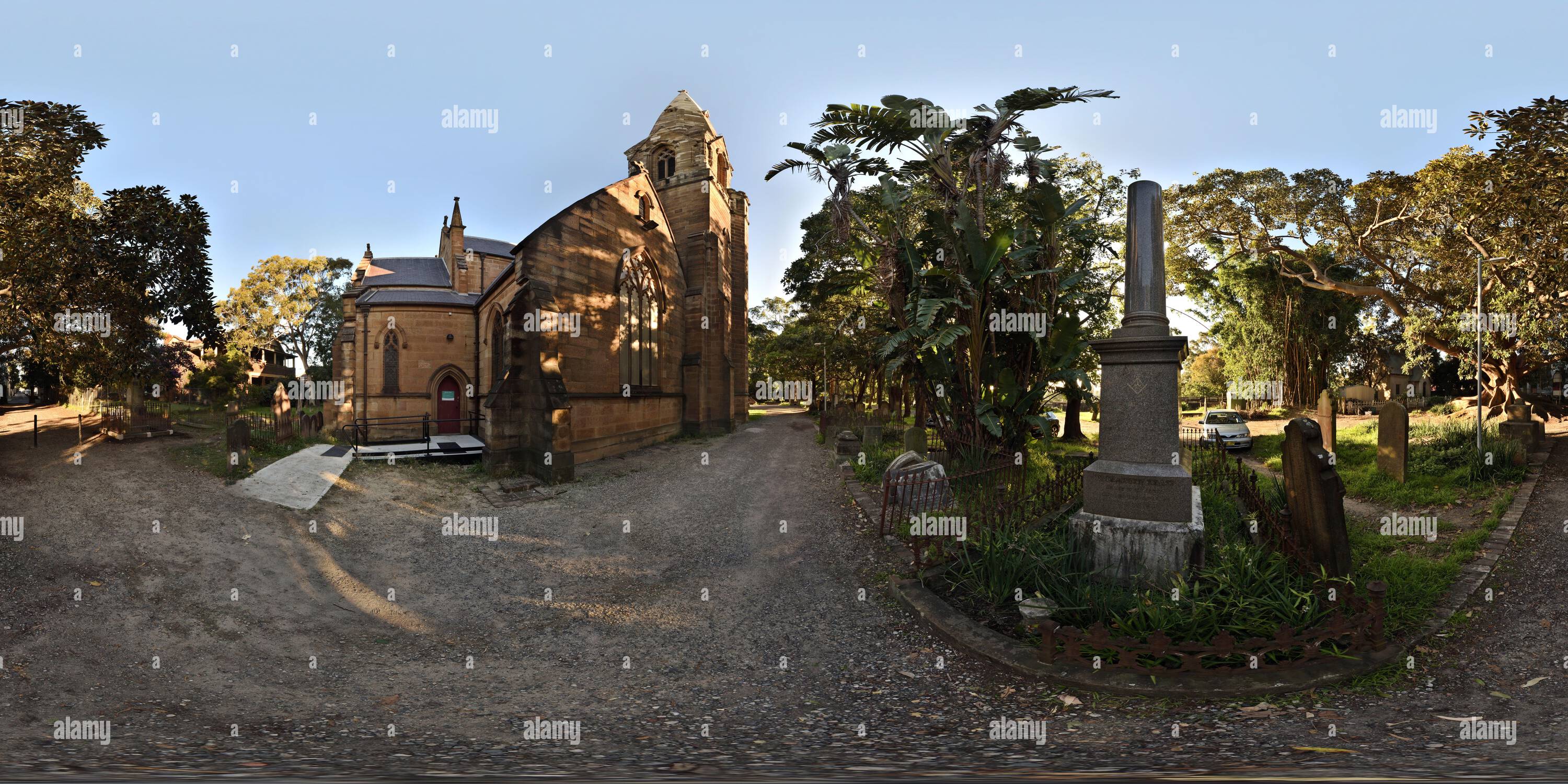 Visualizzazione panoramica a 360 gradi di Ingresso principale del vialetto alla Chiesa Anglicana di Santo Stefano e al Lodge, vecchio fico di Moreton Bay al Camperdown Cemetery, Newtown, Sydney, Australia