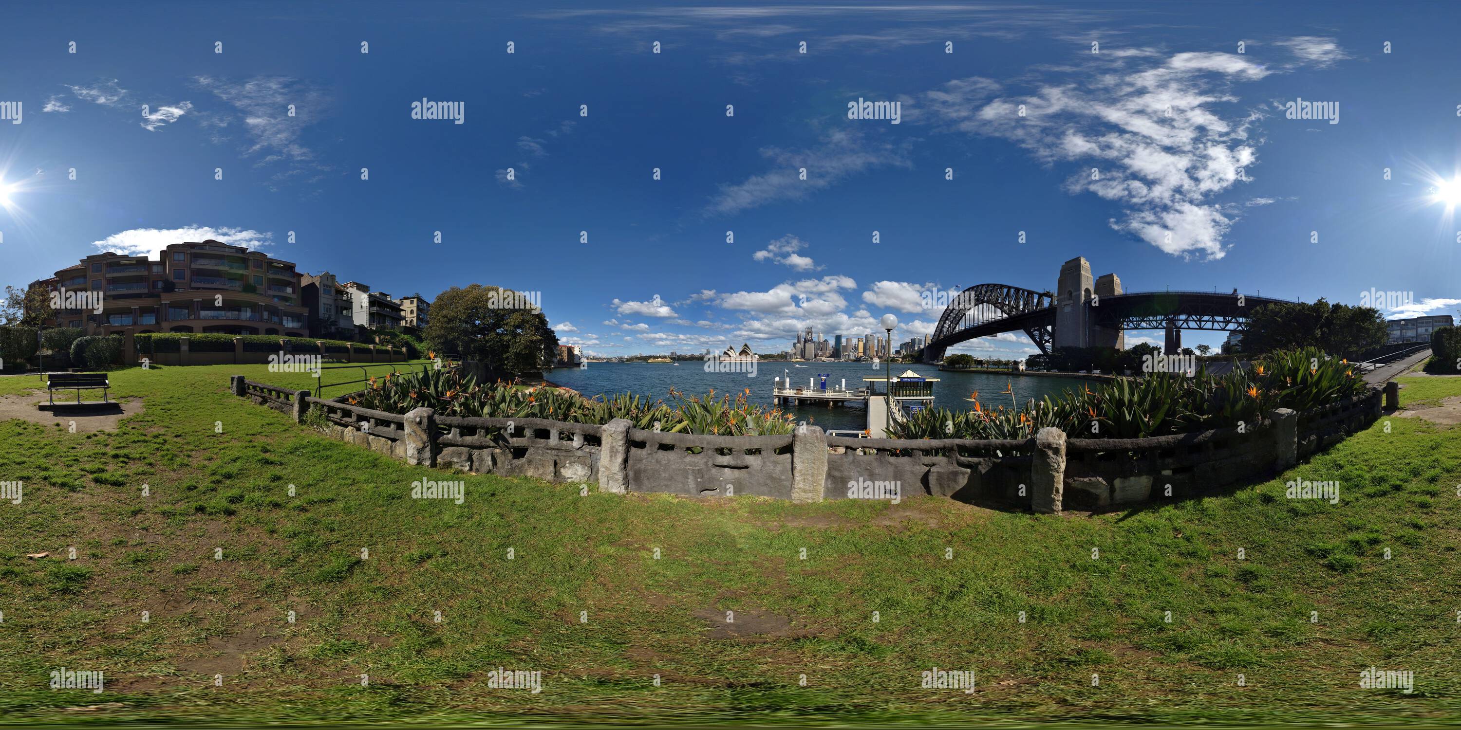 Visualizzazione panoramica a 360 gradi di Teatro dell'opera e Sydney Harbour Bridge da Copes Lookout, Captain Henry Waterhouse Reserve e molo dei traghetti Jeffrey St Kirribilli, Sydney, Australia