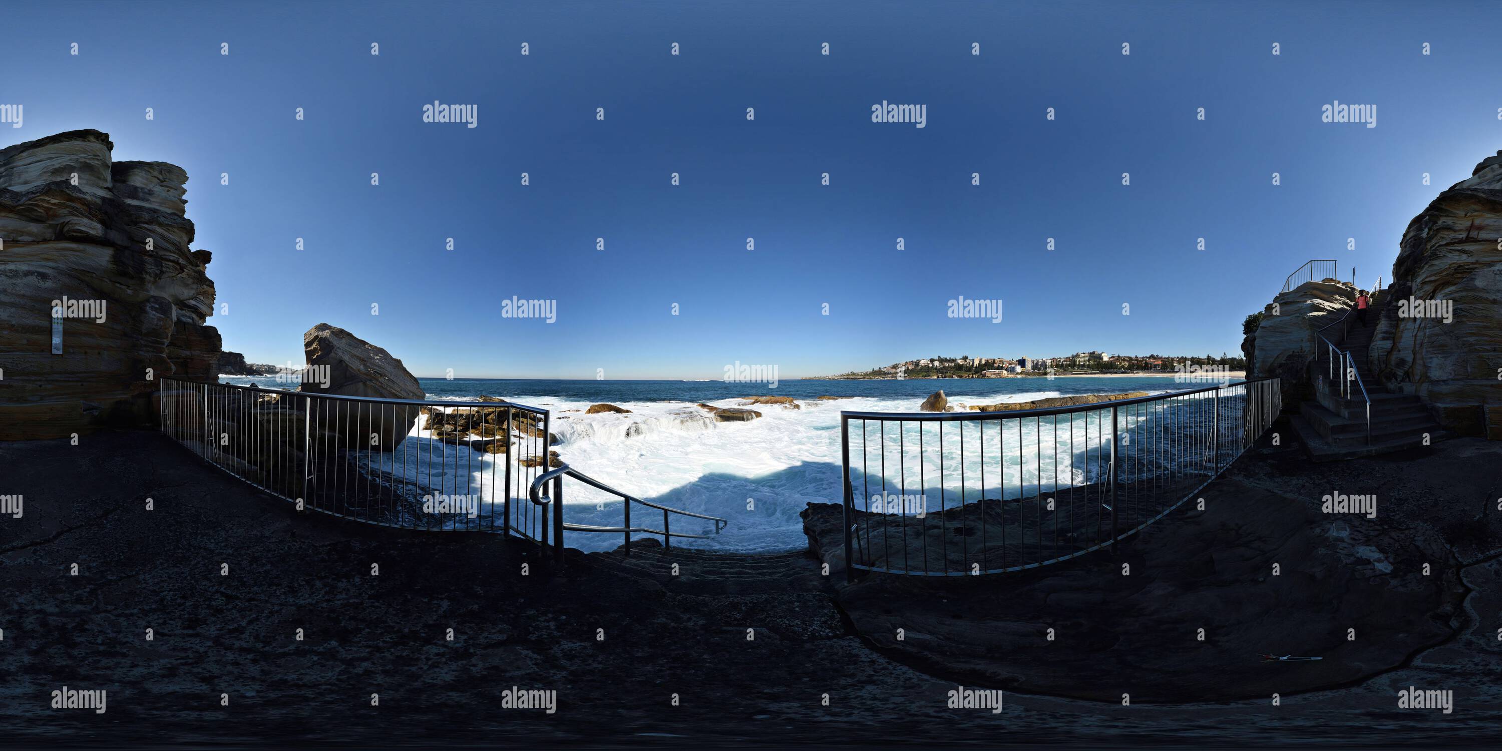 Visualizzazione panoramica a 360 gradi di Bagni Giles - Ocean Pool White con schiuma di mare, Coogee Beach, Sydney Australia