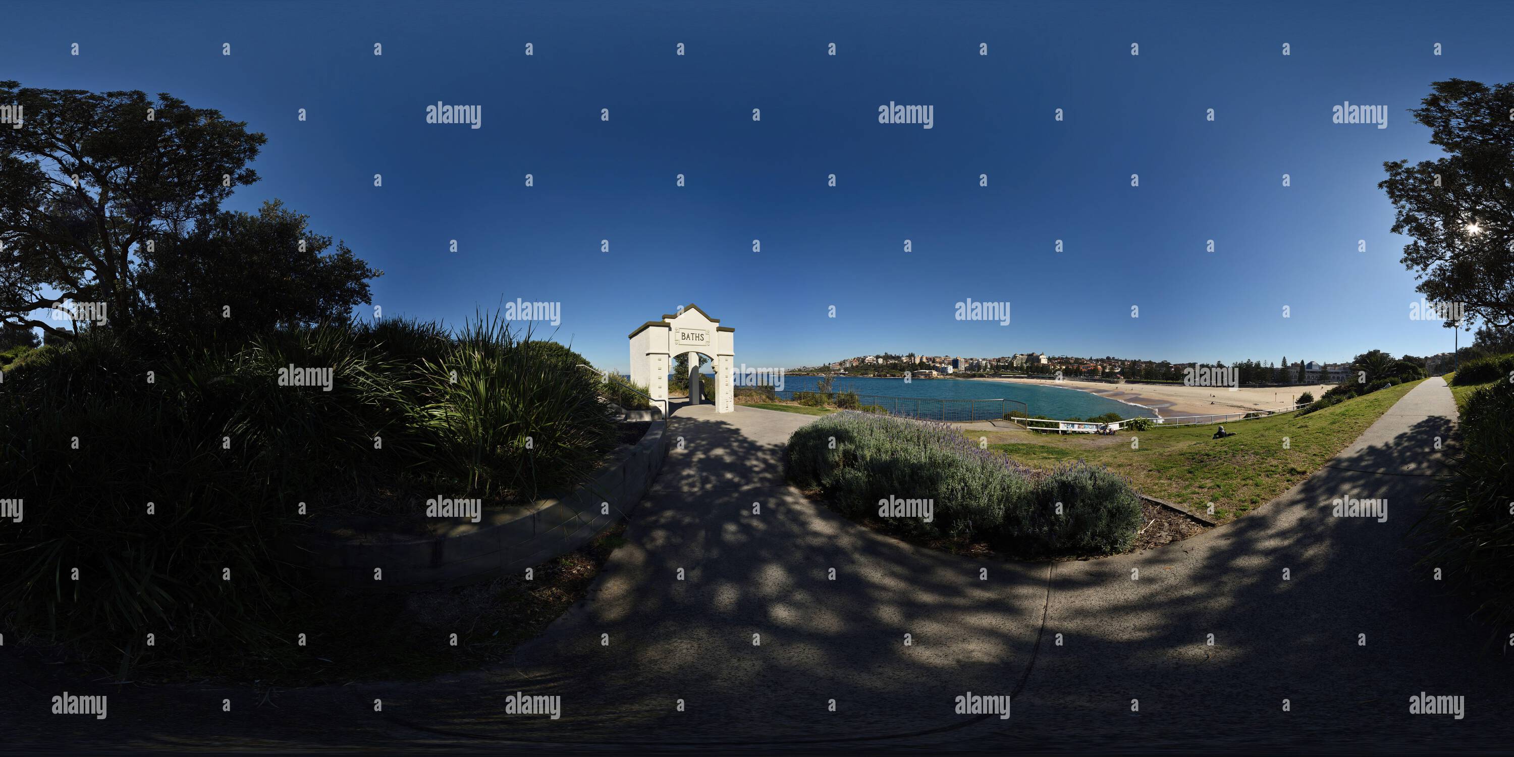 Visualizzazione panoramica a 360 gradi di Ingresso al portico della piscina oceanica di Giles Baths, Coogee Beach Headland, Sydney, Australia