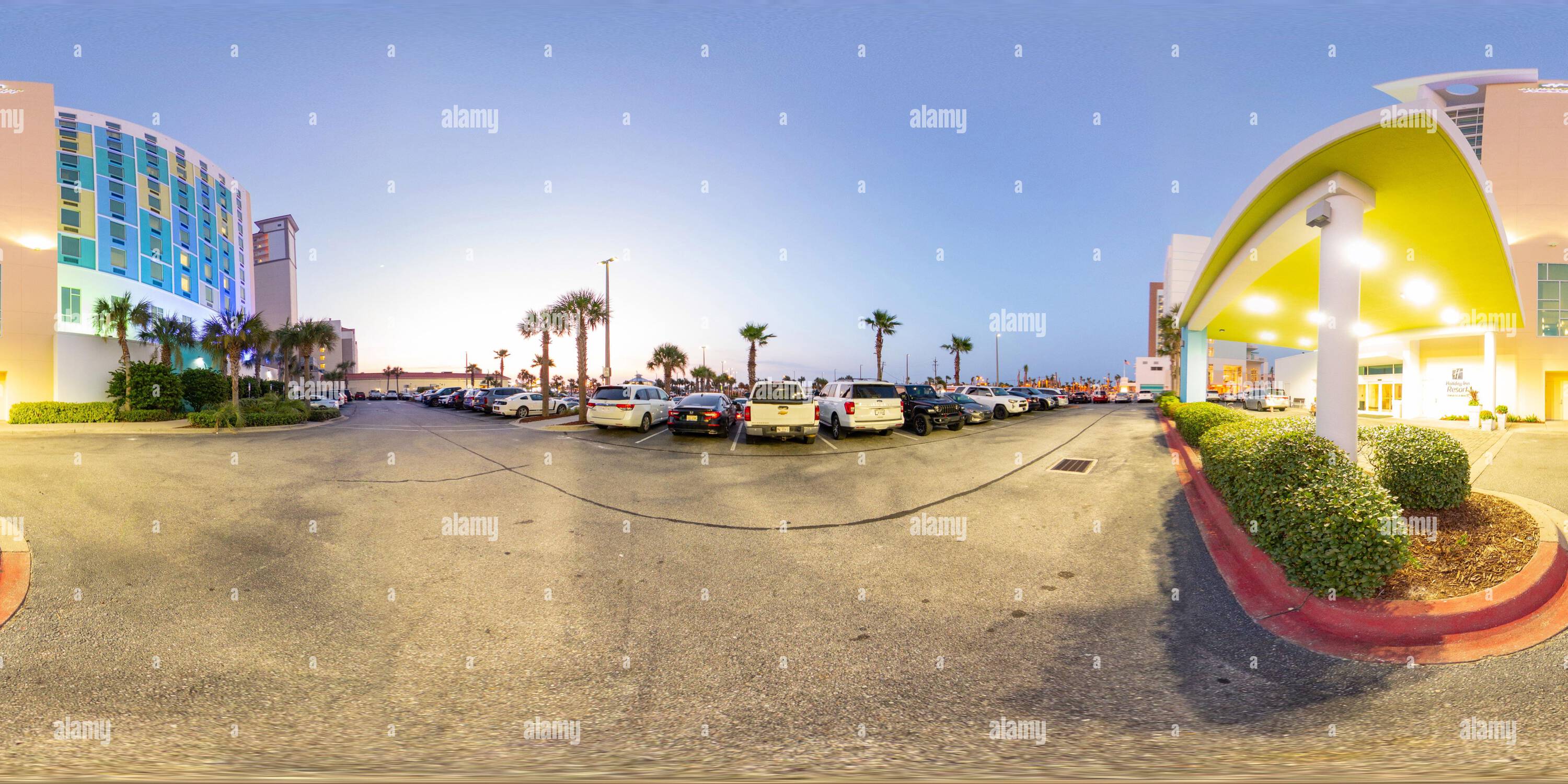 Visualizzazione panoramica a 360 gradi di Pensacola Beach, FL, USA - 21 luglio 2023: 360 foto equirettangolare Holiday Inn Resort Pensacola Beach Gulf Front IHG Hotel