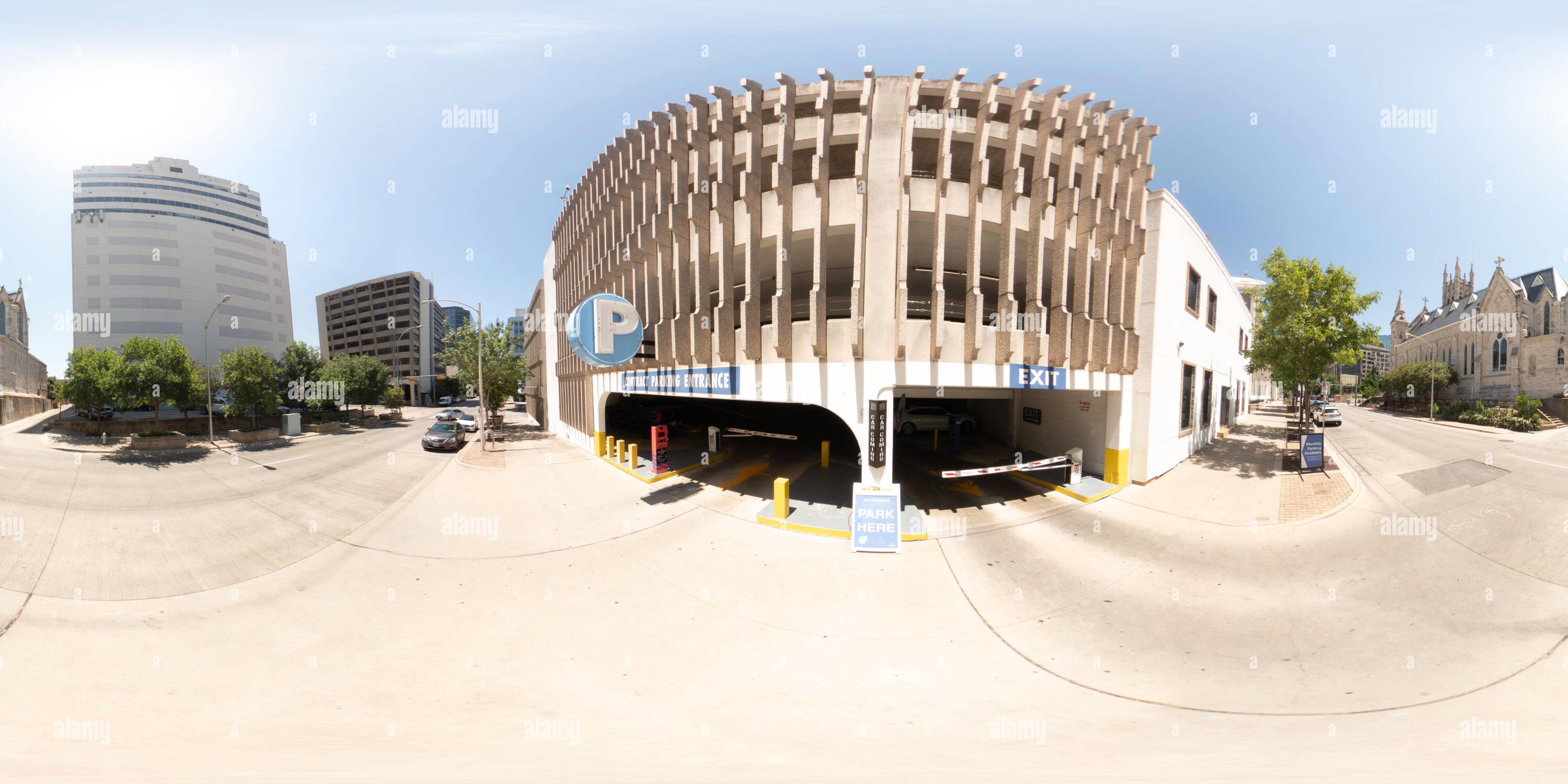 Visualizzazione panoramica a 360 gradi di Austin, Texas, USA - 24 luglio 2023: Foto equirettangolare del 360 di un edificio di parcheggio pubblico nel centro di Austin, Texas