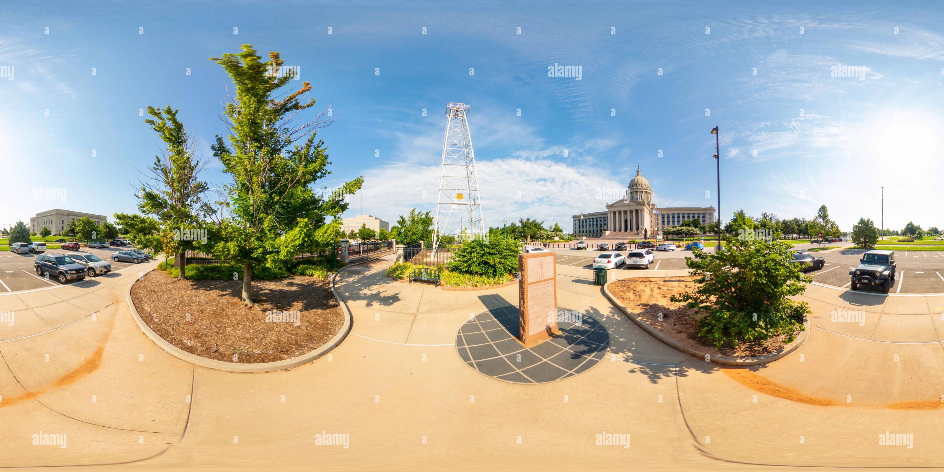 Visualizzazione panoramica a 360 gradi di Oklahoma City, Oklahoma, USA - 25 luglio 2023: Foto equirettangolare del 360 Phillips 66 vecchia torre petrolifera storica vicino al Campidoglio