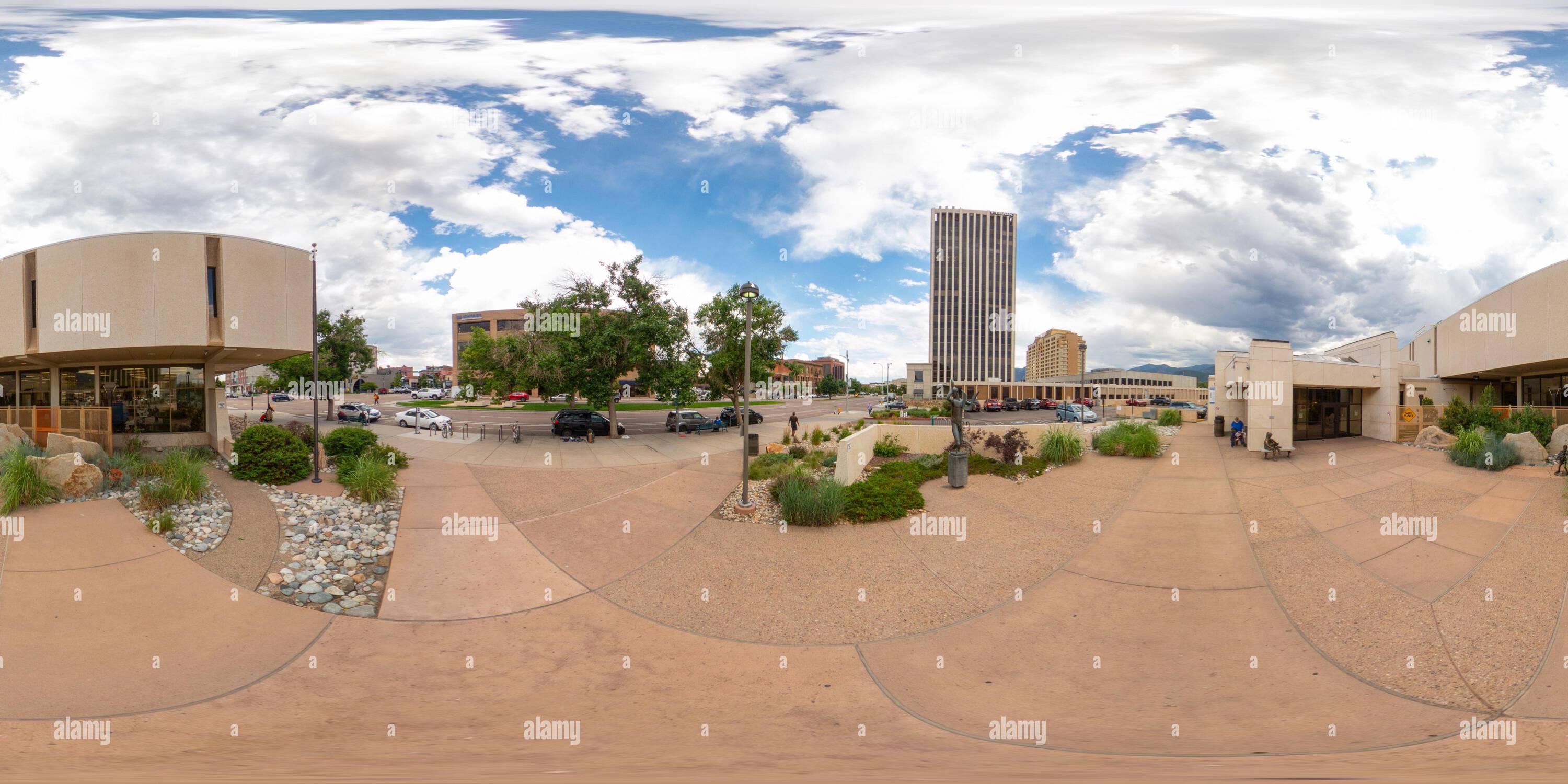 Visualizzazione panoramica a 360 gradi di Colorado Springs, CO, USA - 26 luglio 2023: Foto del 360 di Pikes Peak Library District Penrose Library Colorado Springs