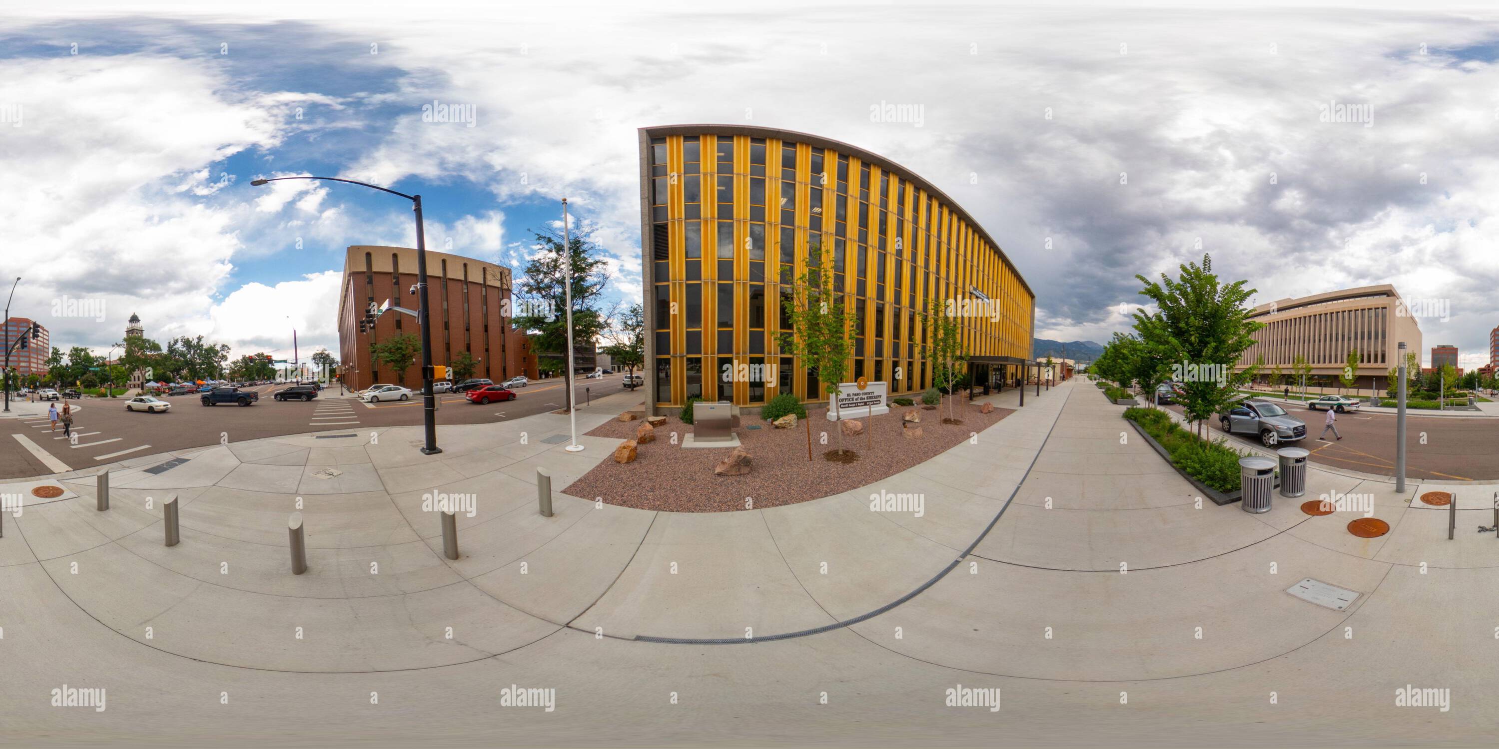 Visualizzazione panoramica a 360 gradi di Colorado Springs, CO, USA - 26 luglio 2023: 360 foto dell'ufficio della contea di El Paso dello sceriffo Colorado Springs