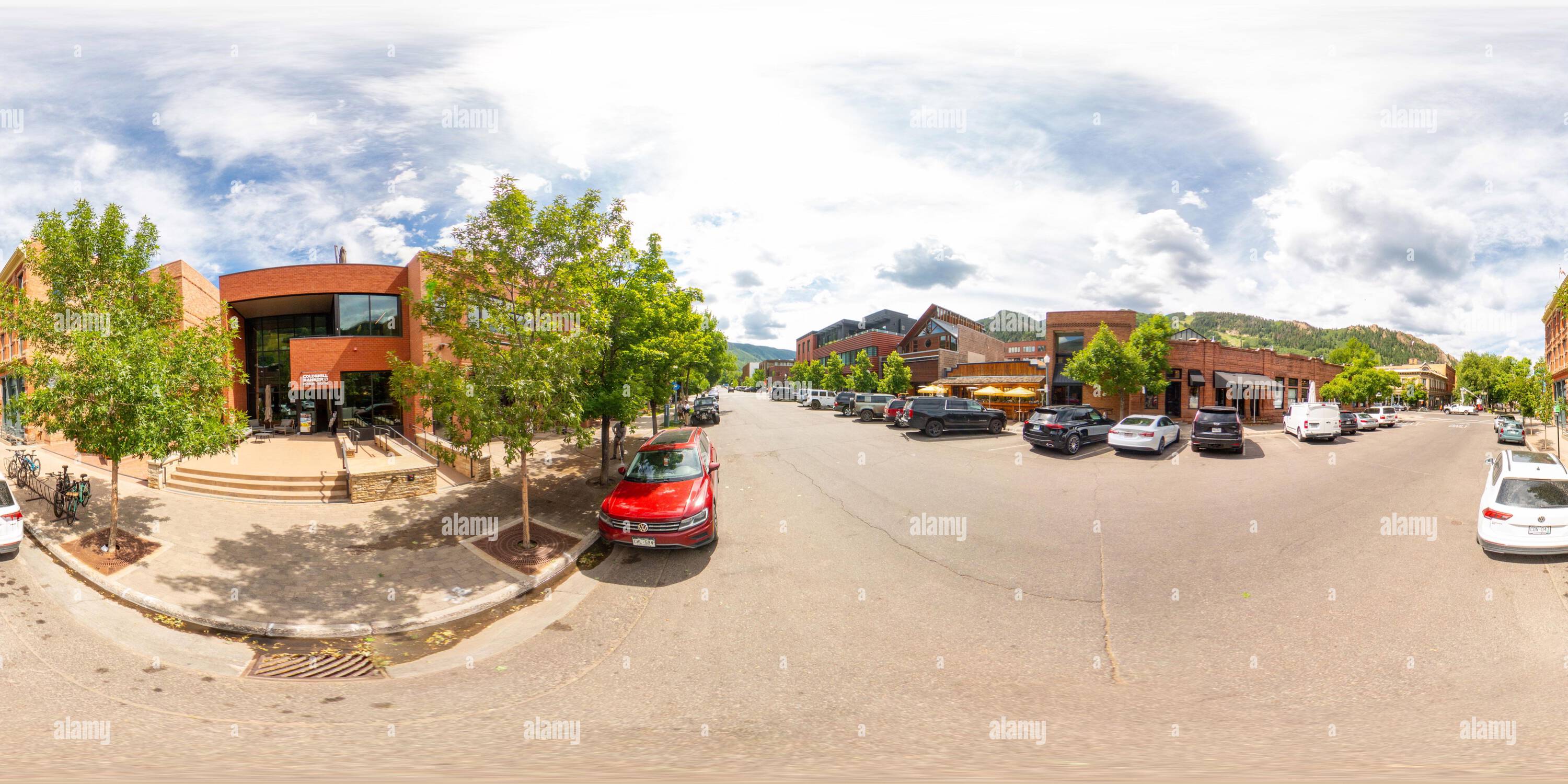 Visualizzazione panoramica a 360 gradi di Aspen, CO, USA - 27 luglio 2023: 360 panorama equirettangolare Coldwell Banker Mason Morse Aspen Colorado