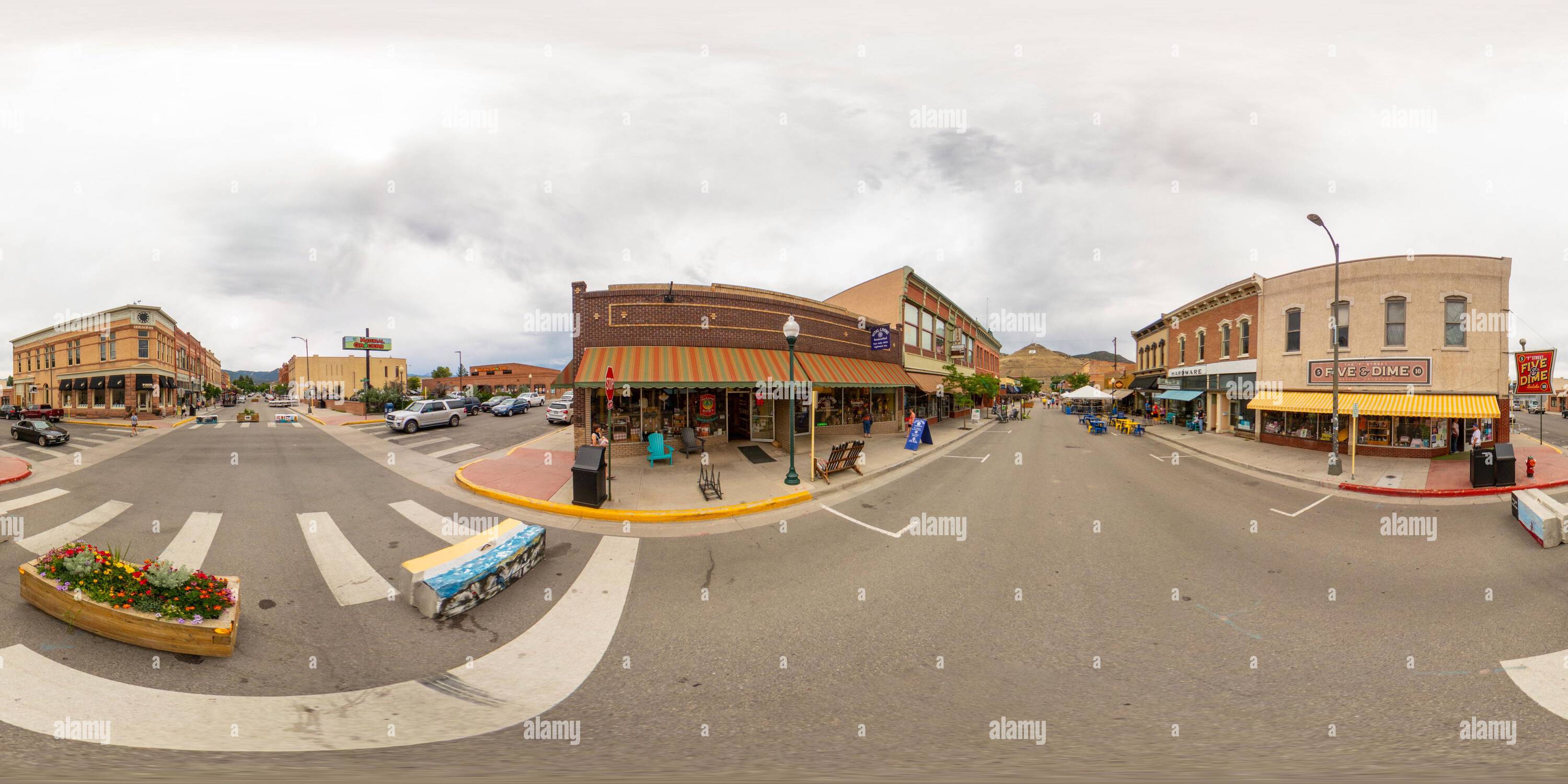 Visualizzazione panoramica a 360 gradi di Salida, CO, USA - 27 luglio 2023: 360 panorama equirettangolare F Street Five e dime Salida Colorado