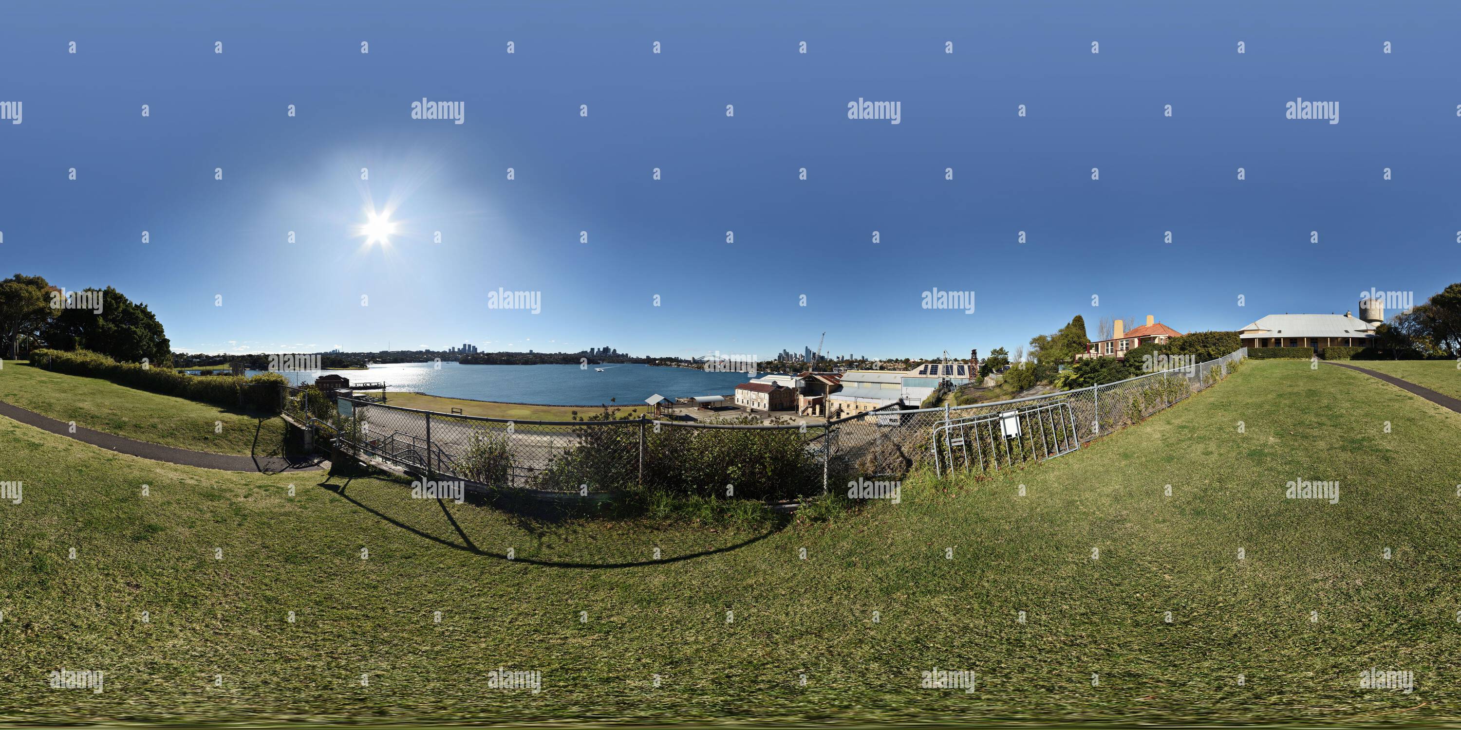 Visualizzazione panoramica a 360 gradi di Panorama a 360° sull'isola di Cockatoo da Biloela, prato dell'Eastern Apron, ampie vedute della zona industriale, di Sydney nord, del CBD e di Balmain