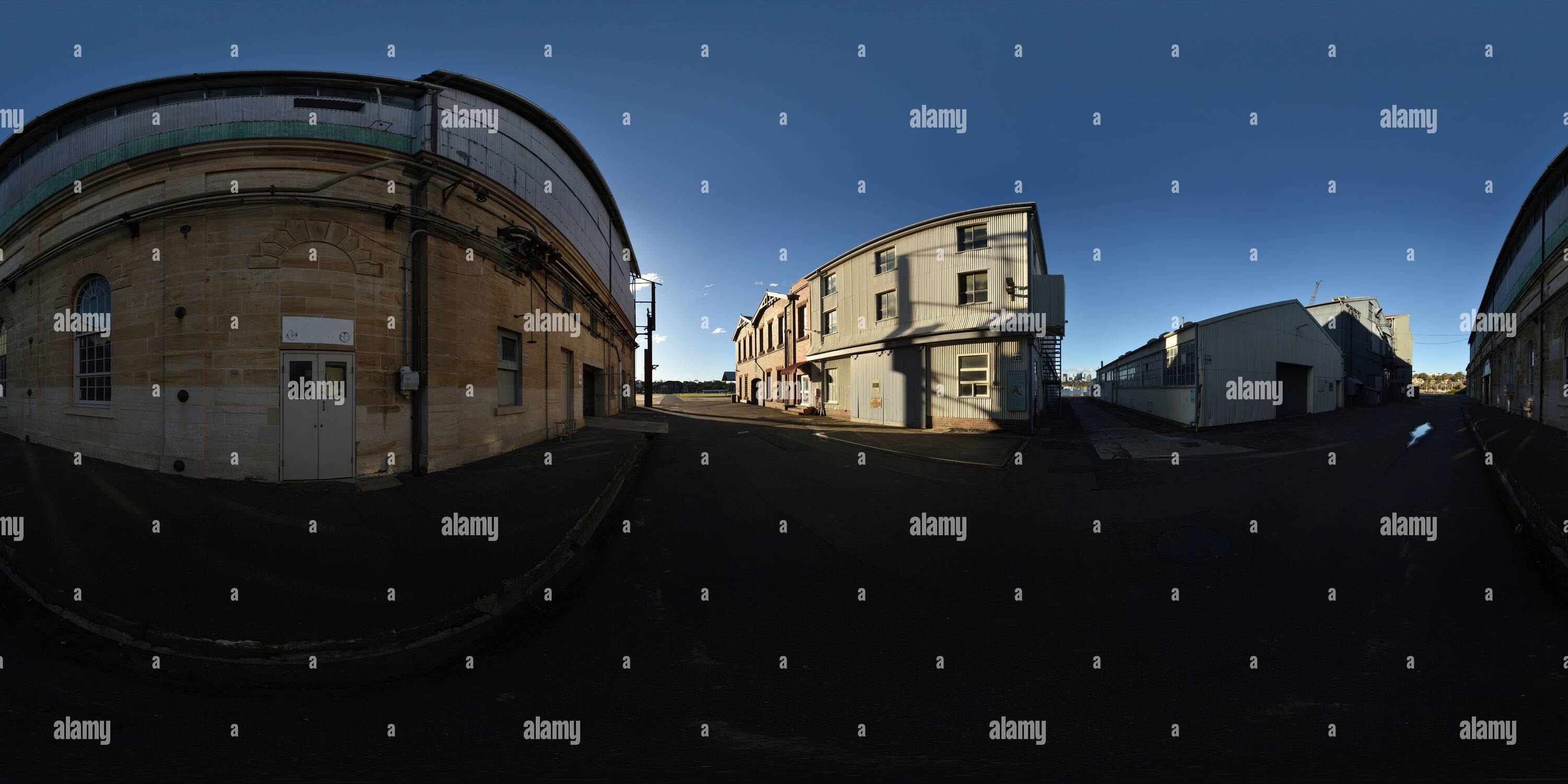 Visualizzazione panoramica a 360 gradi di Un gruppo di edifici industriali per officine; Industrial Precinct at Cockatoo Island Buildings, dal 1857 (arenaria) al 1991, strada per Bolt Wharf