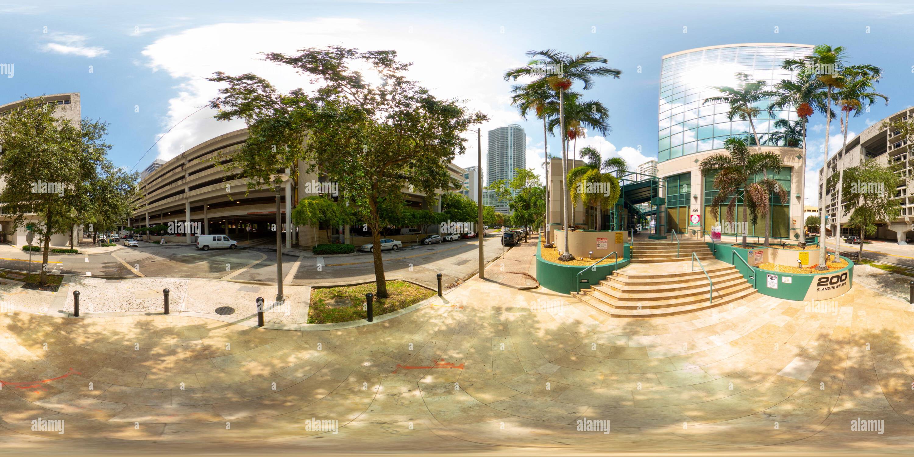 Visualizzazione panoramica a 360 gradi di Fort Lauderdale, Florida, USA - 25 agosto 2023: Centro di Fort Lauderdale 360 edifici equirettangolari per uffici fotografici e parcheggi