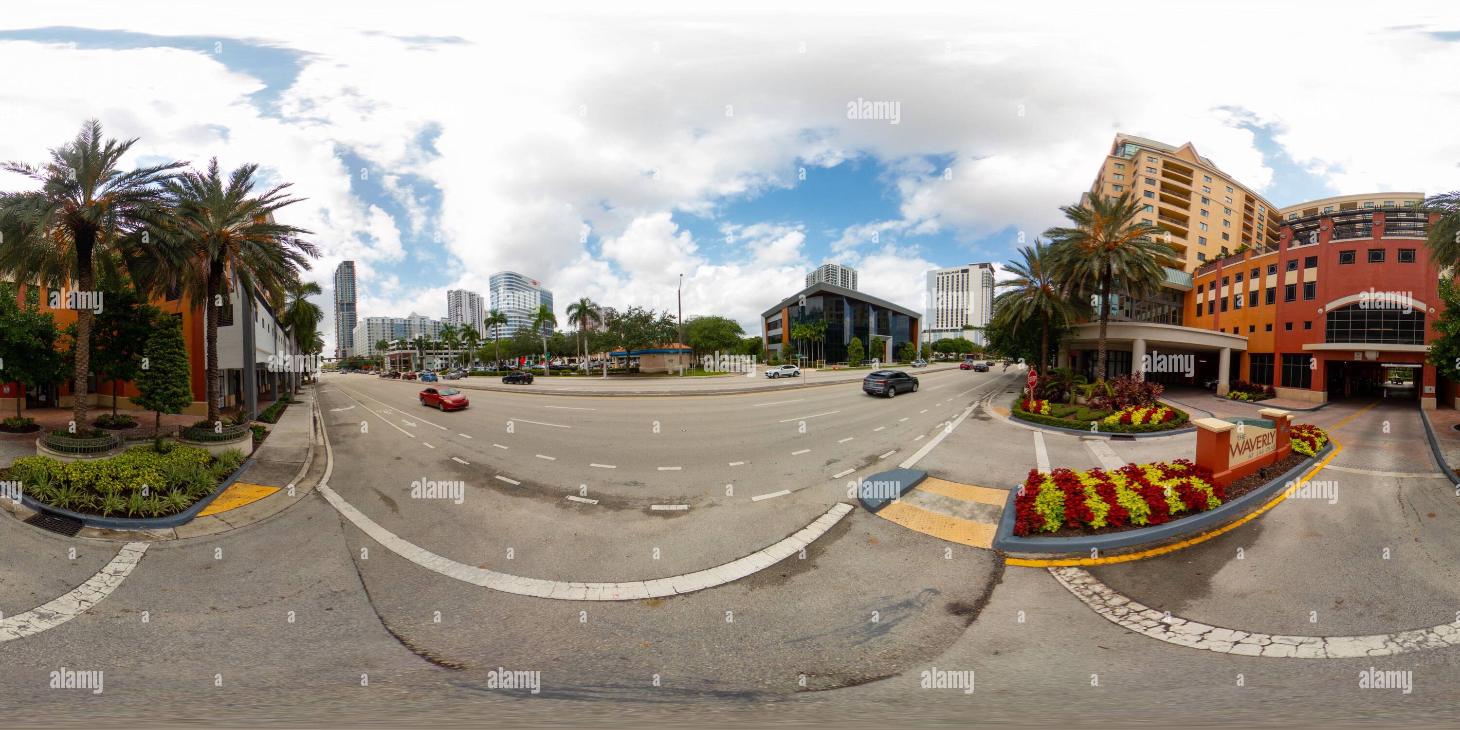 Visualizzazione panoramica a 360 gradi di Fort Lauderdale, Florida, USA - 25 agosto 2023: Downtown Fort Lauderdale 360 foto equirettangolare The Waverly a Las Olas