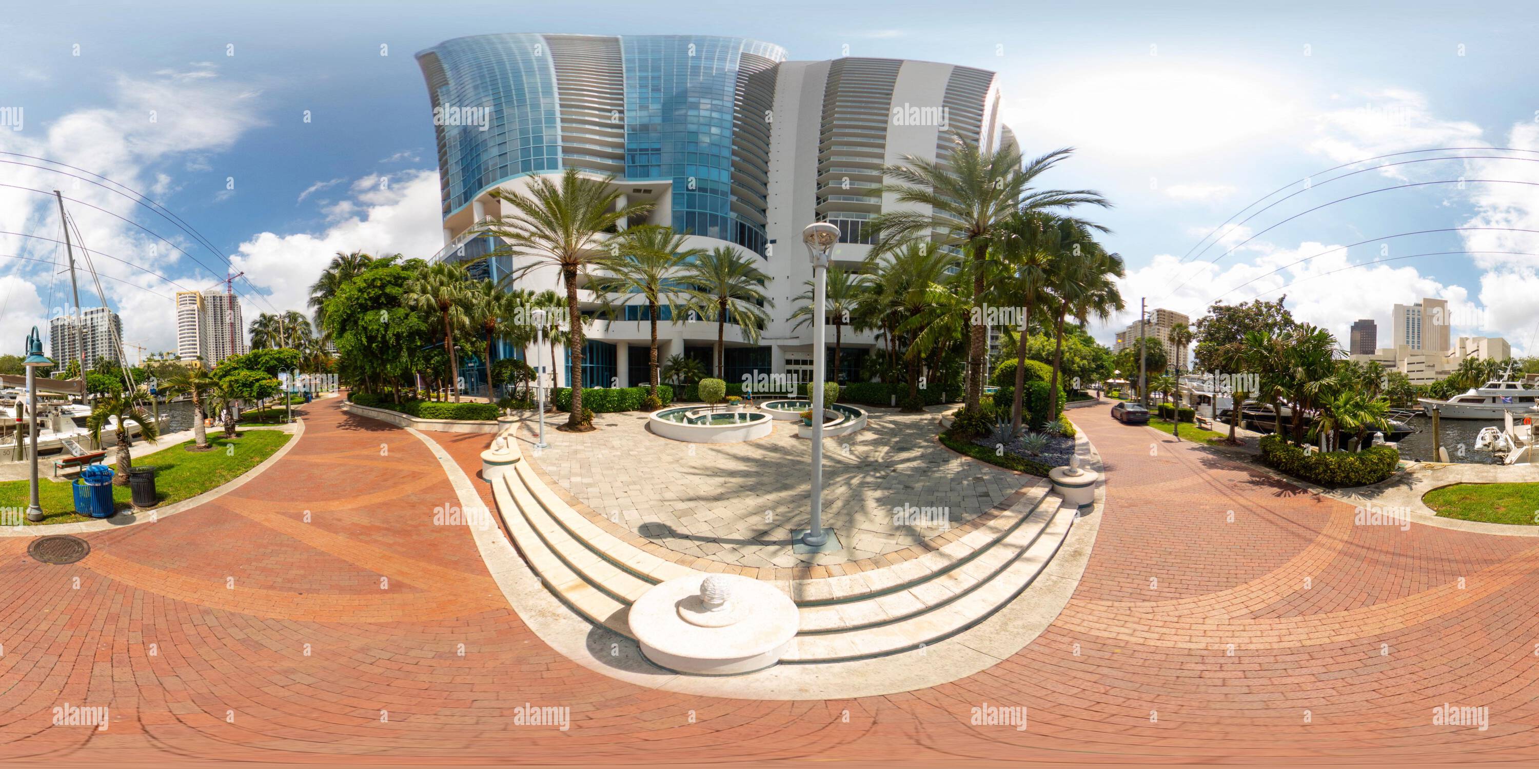 Visualizzazione panoramica a 360 gradi di Fort Lauderdale, Florida, USA - 25 agosto 2023: Downtown Fort Lauderdale 360 foto equirettangolare Las Olas River House Condominium