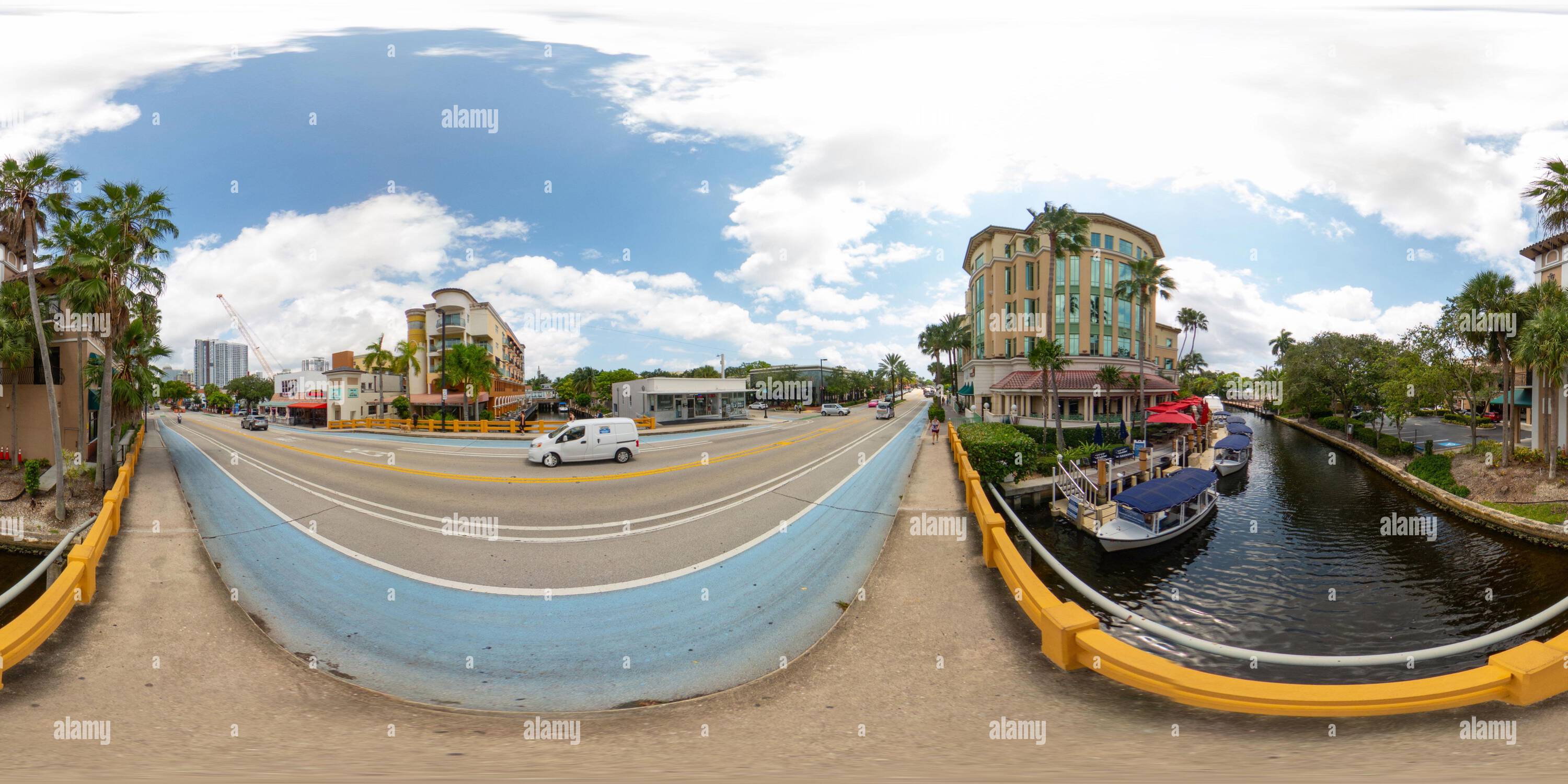 Visualizzazione panoramica a 360 gradi di Fort Lauderdale, Florida, USA - 25 agosto 2023: Downtown Fort Lauderdale 360 foto equirettangolare Riverfront Gondola Tours