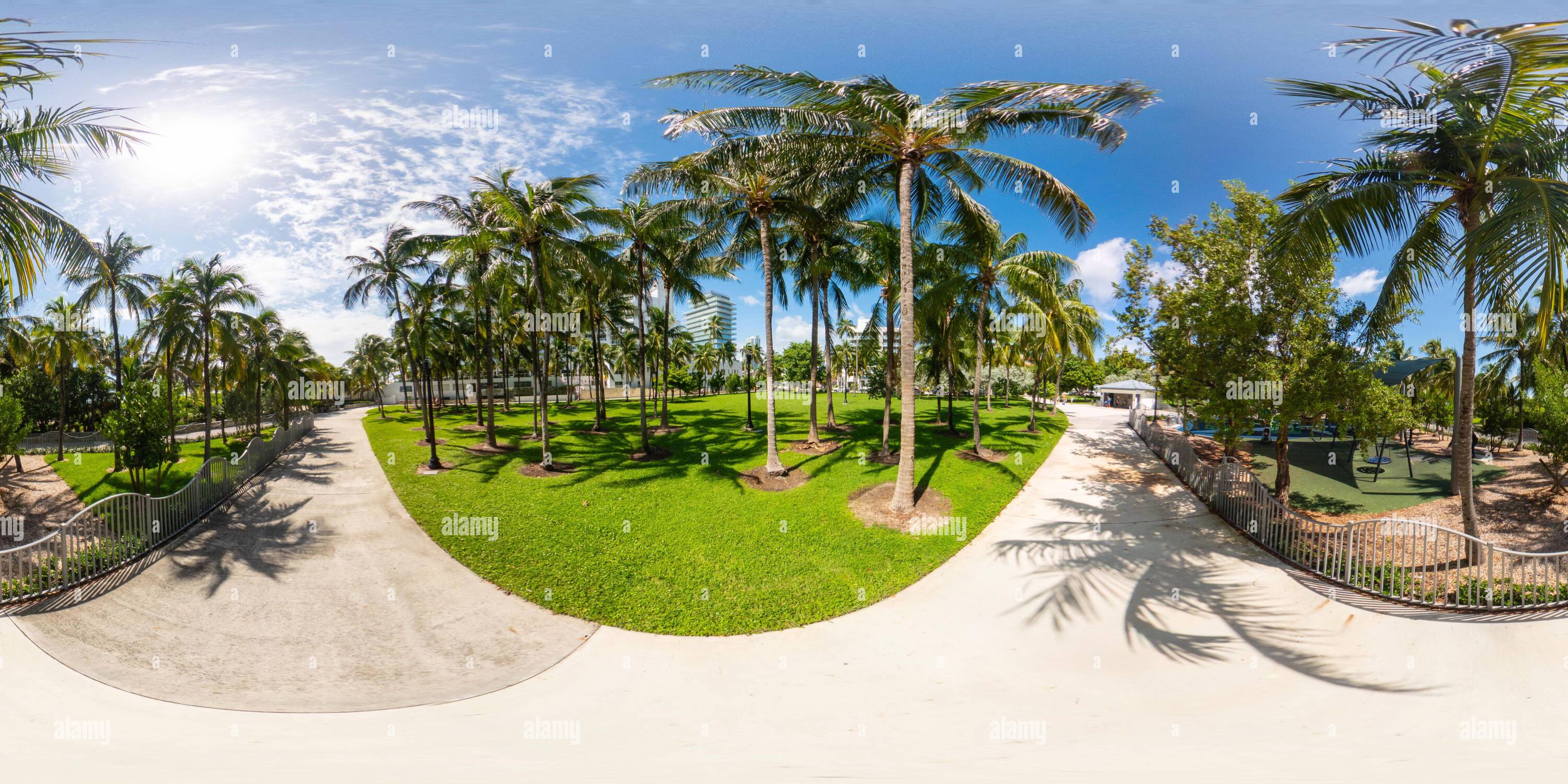 Visualizzazione panoramica a 360 gradi di Miami Beach, Florida, USA - 3 settembre 2023: Foto del 360 di Marjory Stoneman Douglas Ocean Beach Park Miami equirettangolare