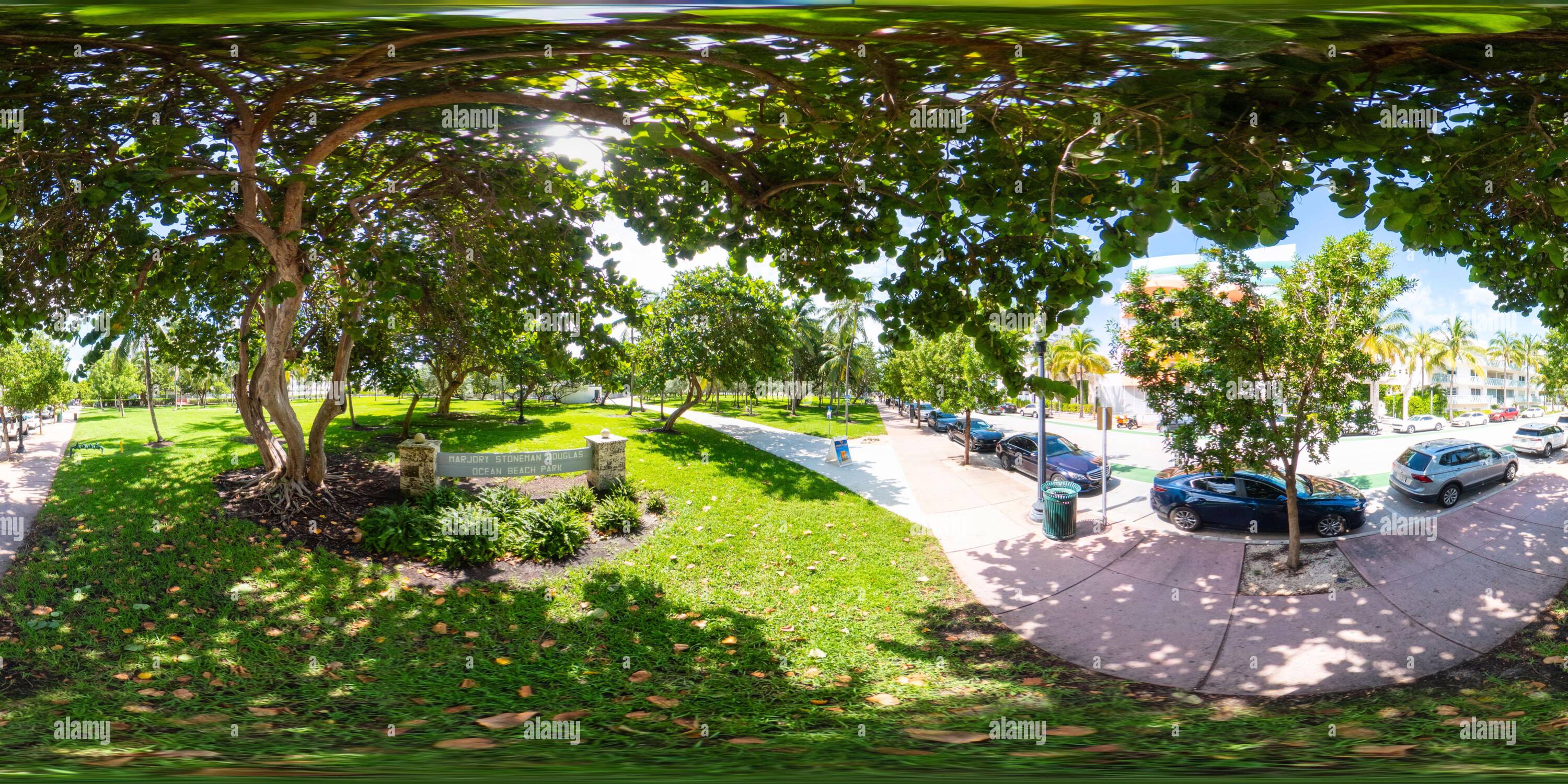 Visualizzazione panoramica a 360 gradi di Miami Beach, Florida, USA - 3 settembre 2023: Foto del 360 di Marjory Stoneman Douglas Ocean Beach Park Miami equirettangolare