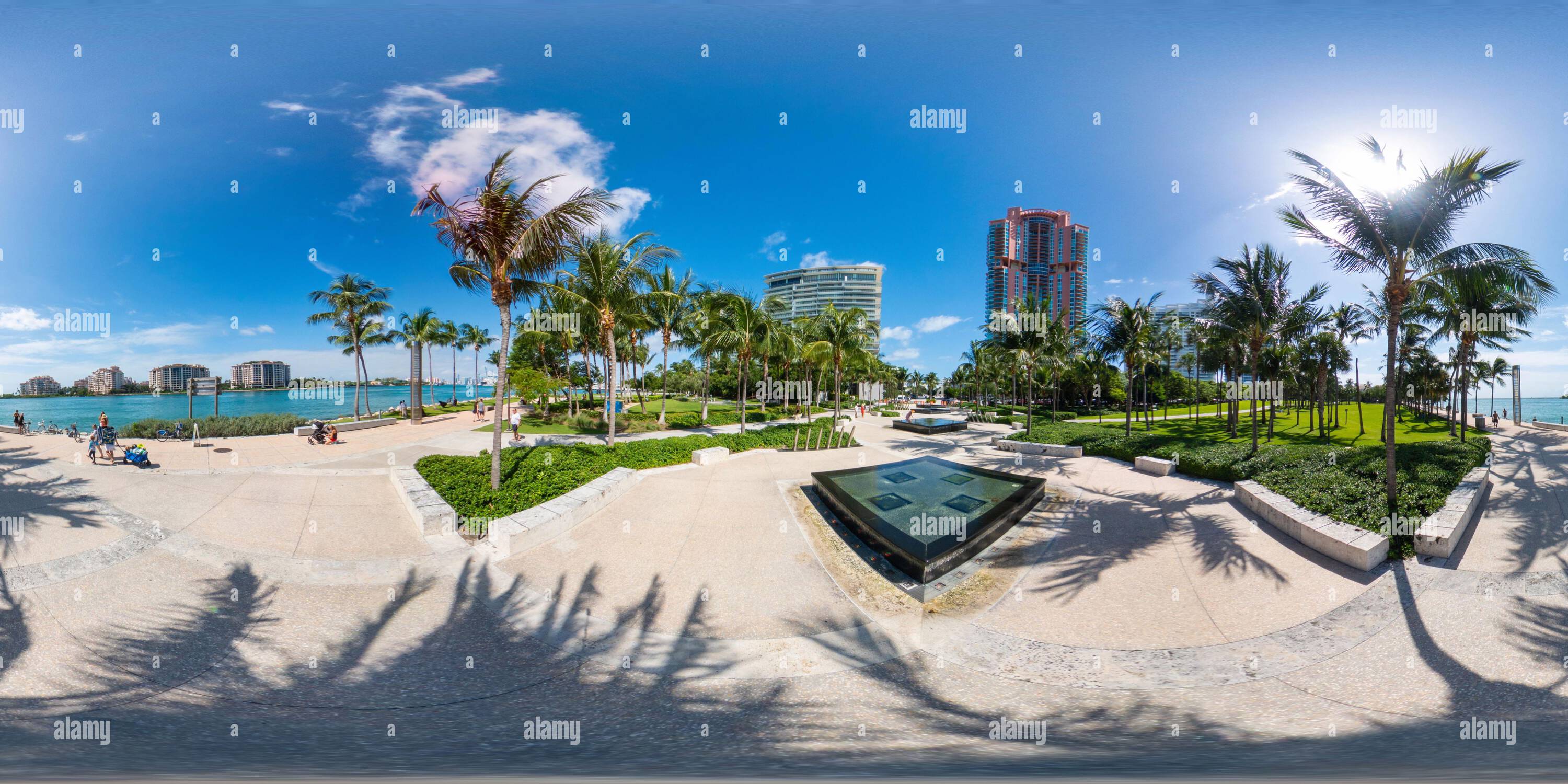 Visualizzazione panoramica a 360 gradi di Miami Beach, Florida, USA - 3 settembre 2023: Fontane al South Pointe Park Miami South Beach