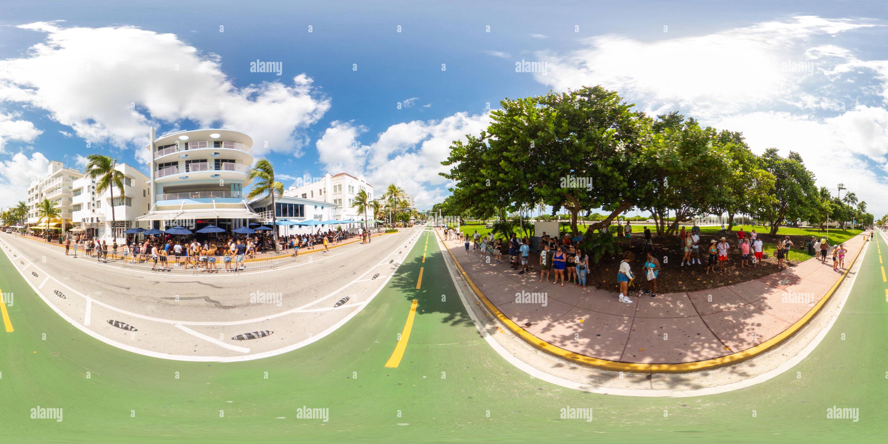 Visualizzazione panoramica a 360 gradi di Miami Beach, Florida, USA - 3 settembre 2023: 360 folla di foto si riuniscono per guardare lo spettacolo di trascinamento del Palace Hotel su Ocean Drive