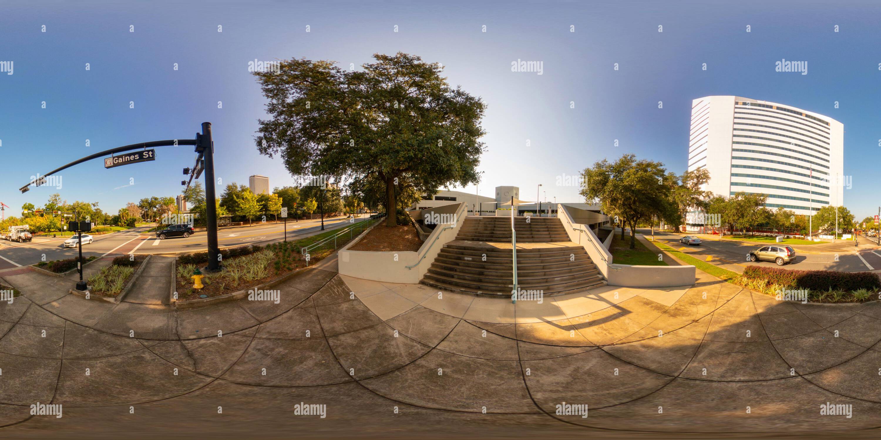 Visualizzazione panoramica a 360 gradi di 360 foto scale per il parcheggio pubblico nel centro di Tallahassee, Florida