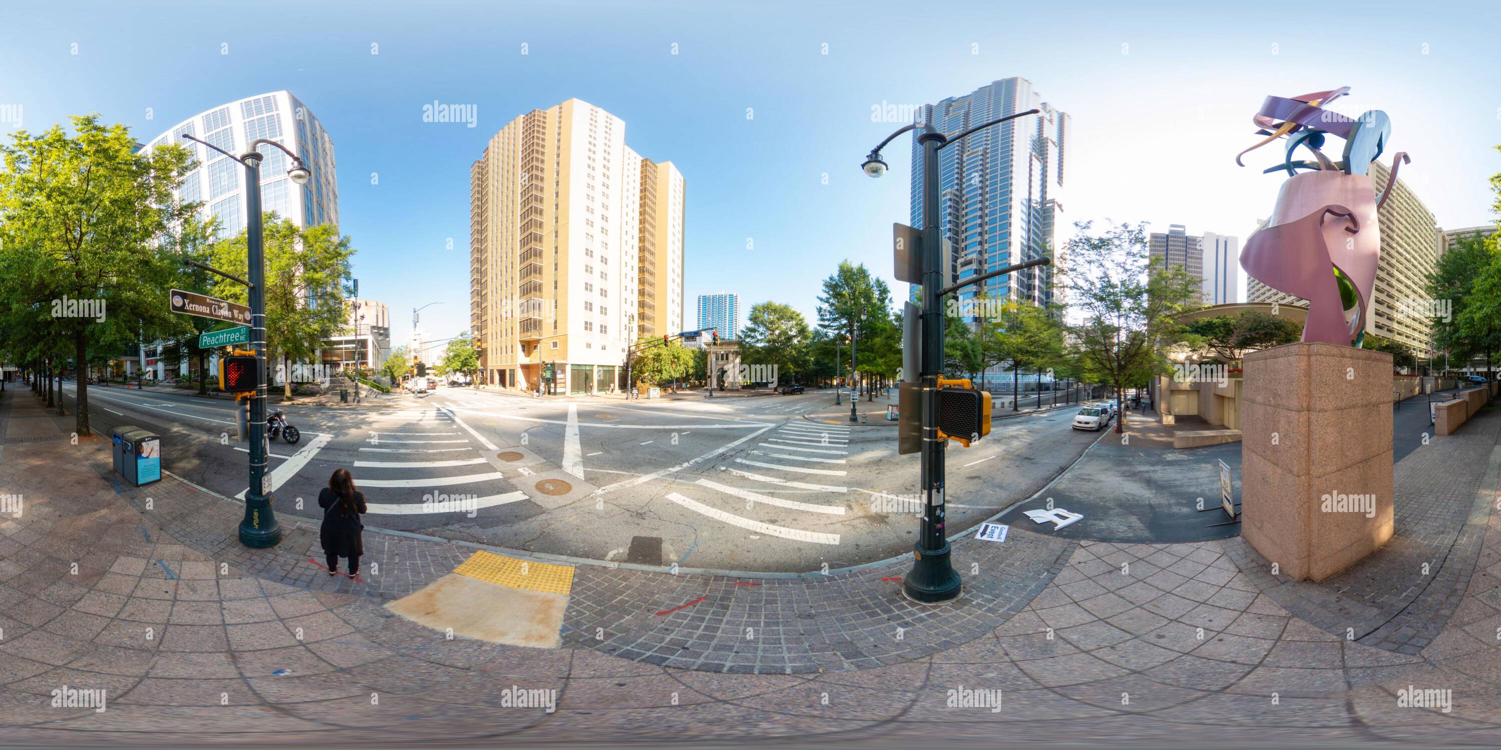 Visualizzazione panoramica a 360 gradi di Atlanta, Georgia, USA - 8 settembre 2023: Incrocio fotografico 360 tra Xernona Clayton Way e Peachtree Street Downtown Atlanta Georgia