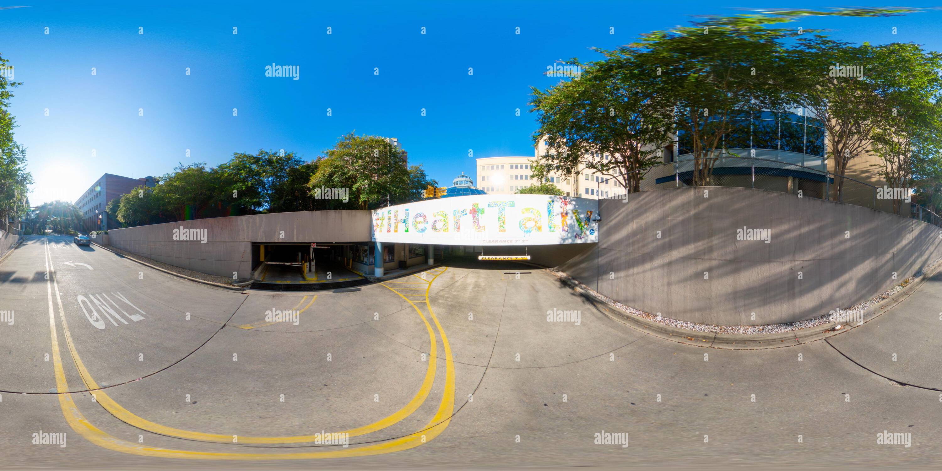 Visualizzazione panoramica a 360 gradi di Tallahassee, FL, USA - 10 settembre 2023: 360 foto Kleman Plaza Parking Garage Downtown Tallahassee FL