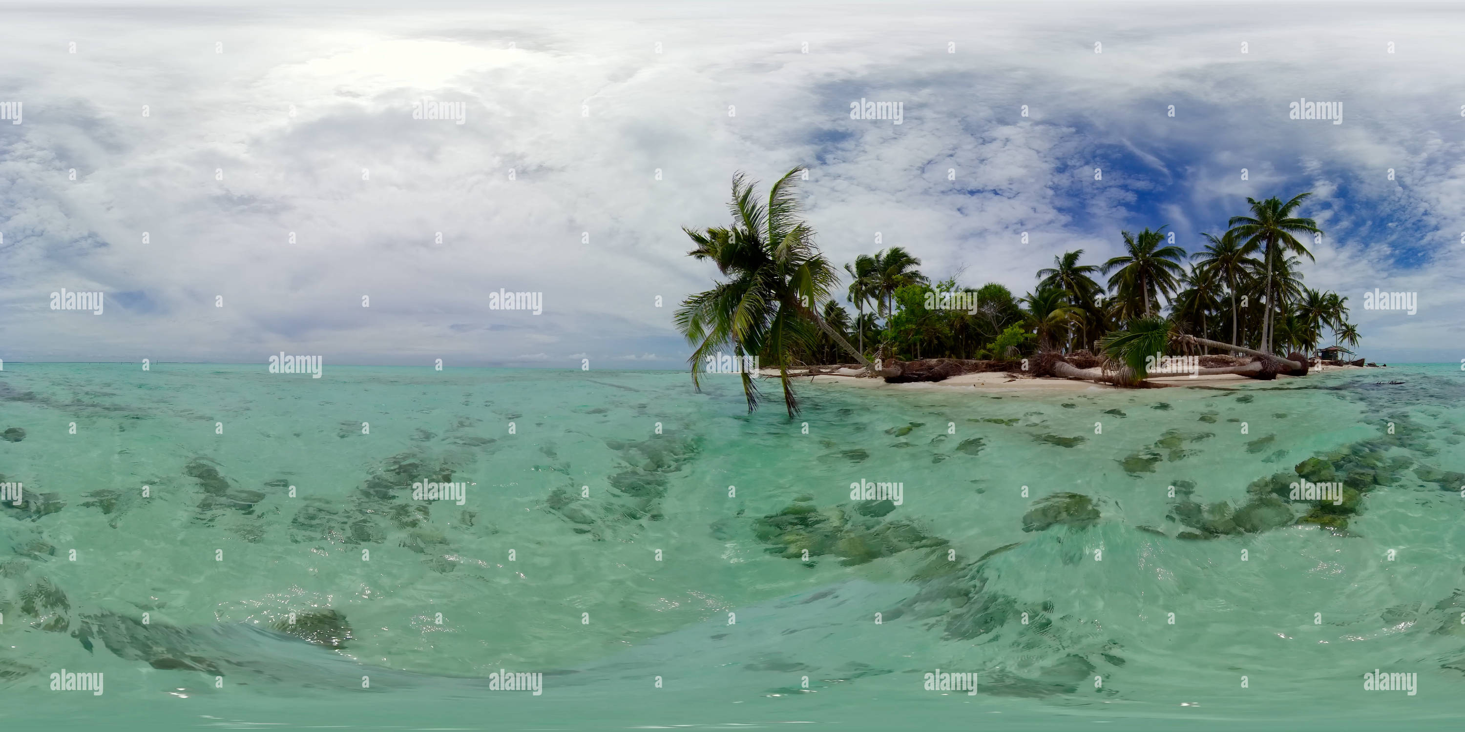 Visualizzazione panoramica a 360 gradi di Paesaggio marino con spiaggia tropicale di sabbia e oceano blu. Onok Island, Palawan