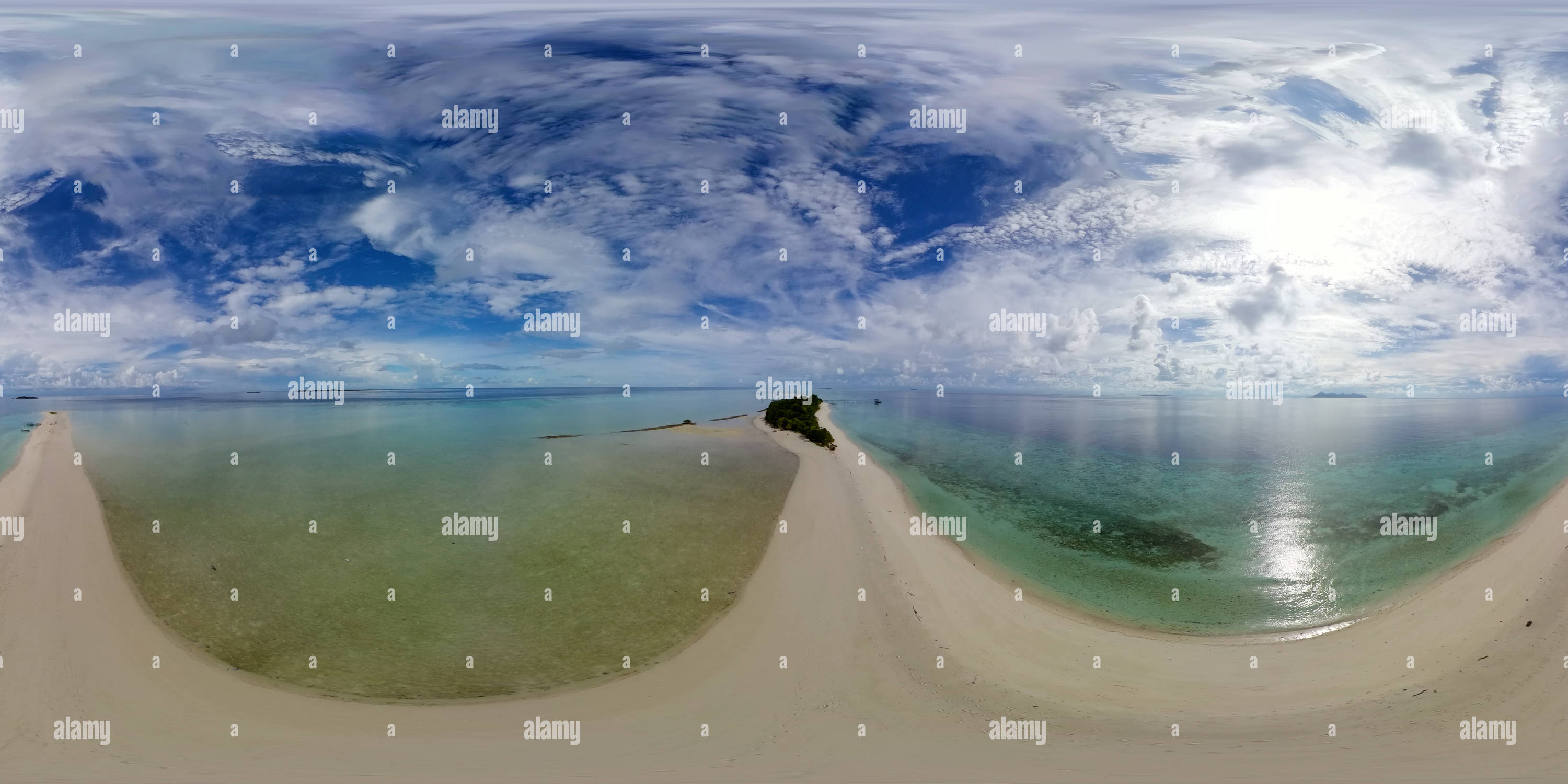 Visualizzazione panoramica a 360 gradi di Vista dall'alto di una splendida spiaggia sabbiosa. VR 360.