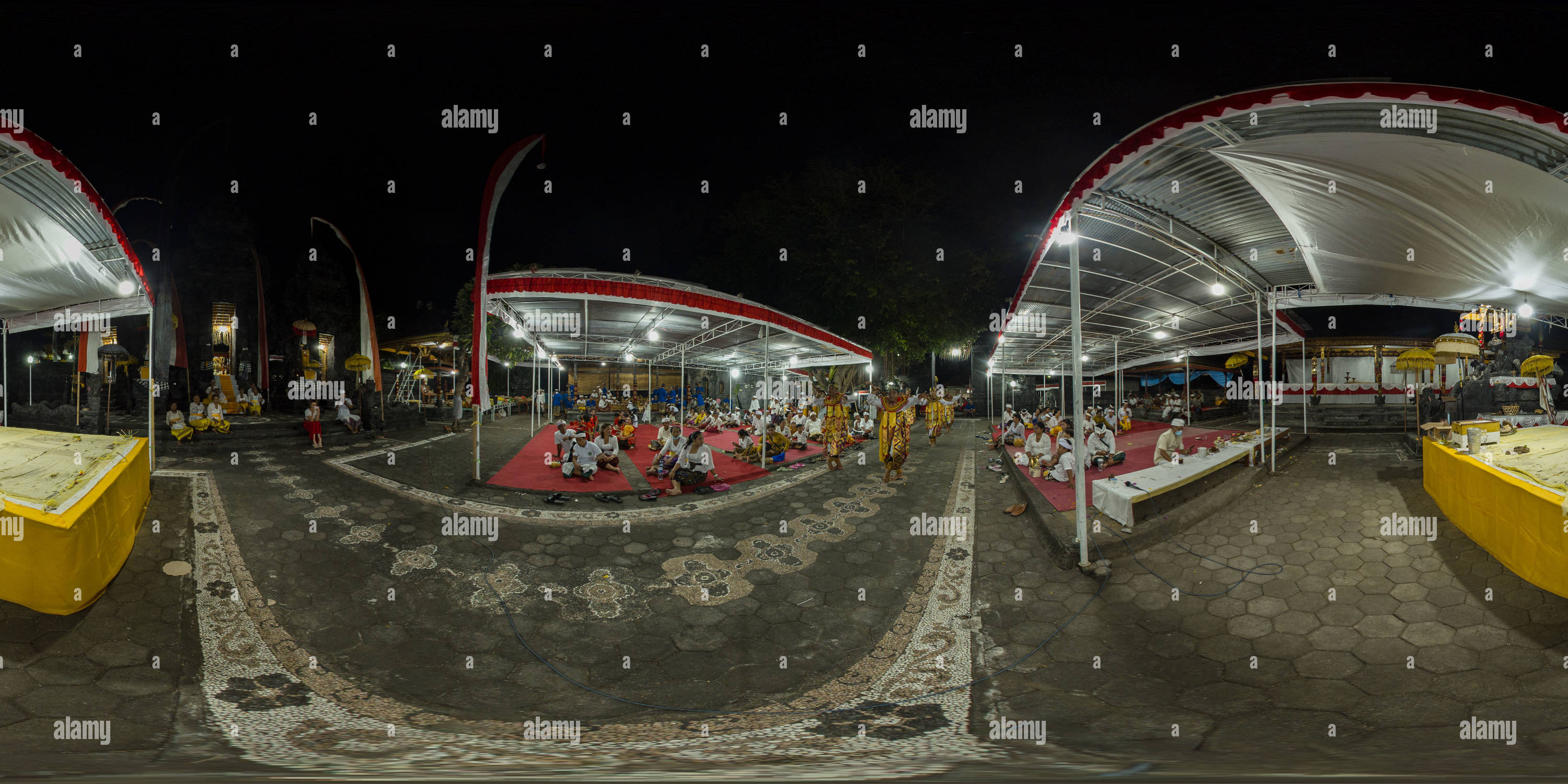 Visualizzazione panoramica a 360 gradi di Cerimonia religiosa a Bali. 360 panoramica.