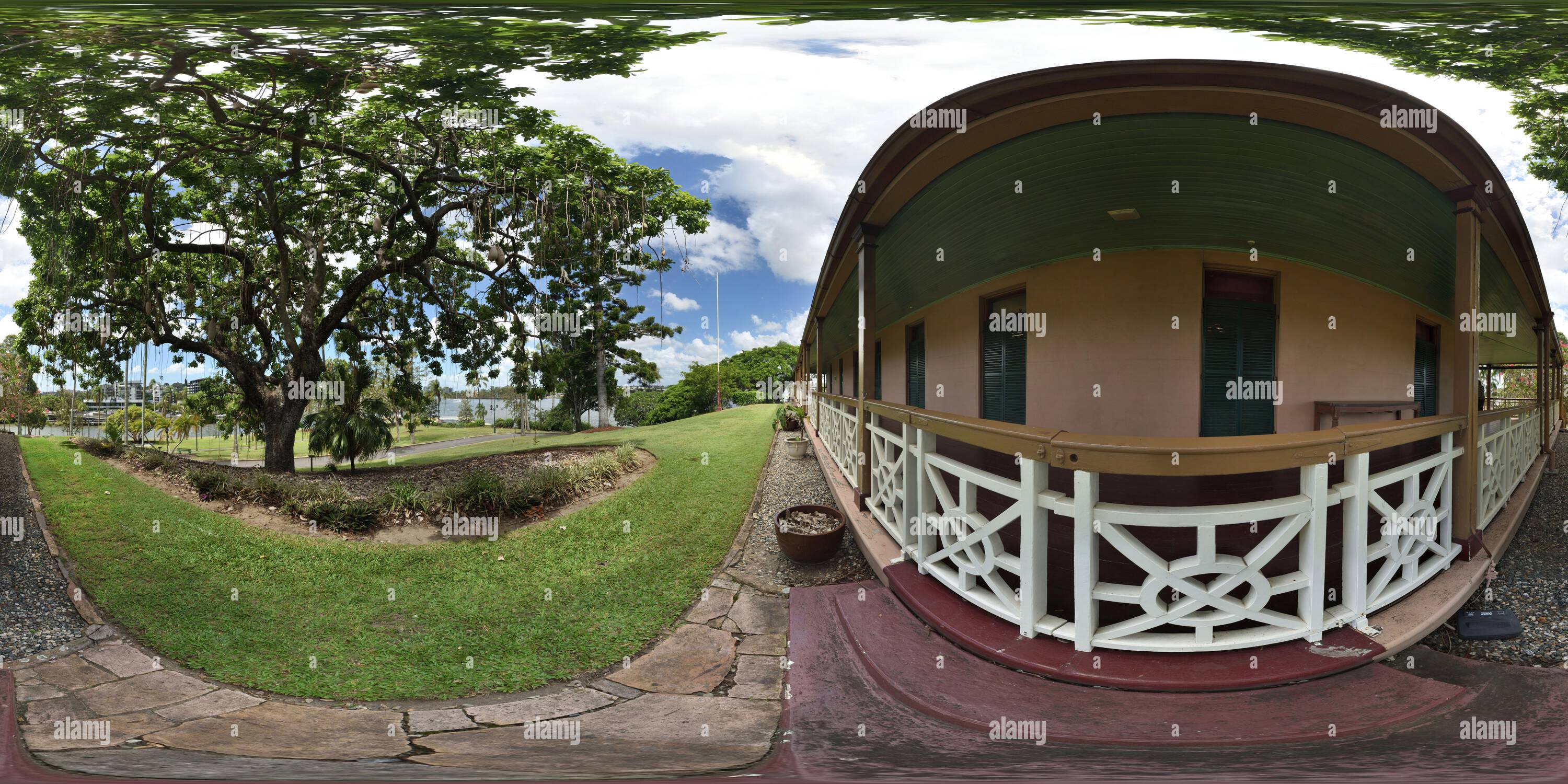 Visualizzazione panoramica a 360 gradi di Panorama a 360° da Newstead House, la Veranda con vista sul fiume e Sausage Tree, Brisbane, Australia