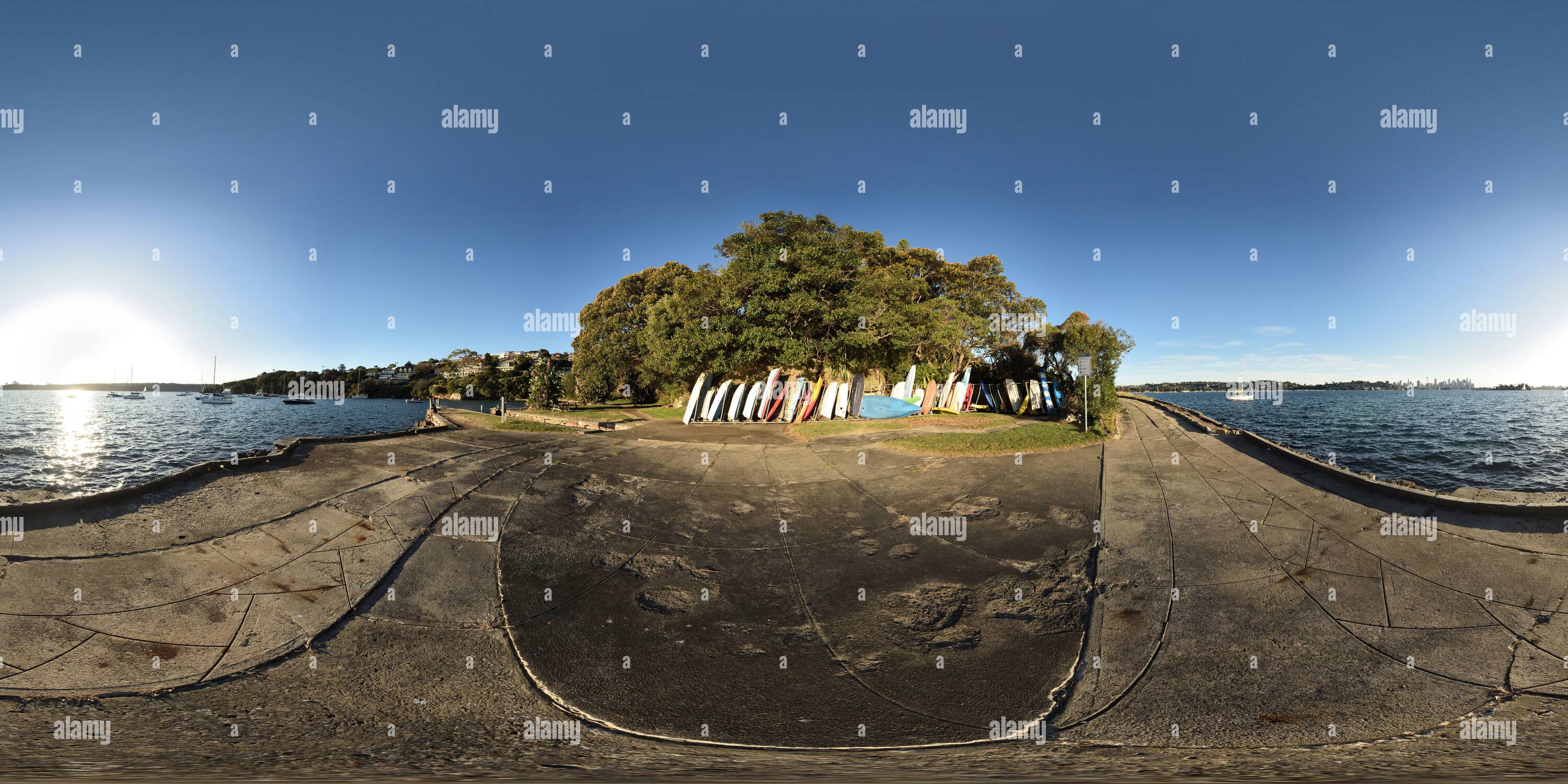 Visualizzazione panoramica a 360 gradi di Porto di Sydney, Hermit Bay e barche a remi in un rack su una passeggiata in cemento ermetico Hermitage Foreshore Walk, Rose Bay, Sydney, Australia