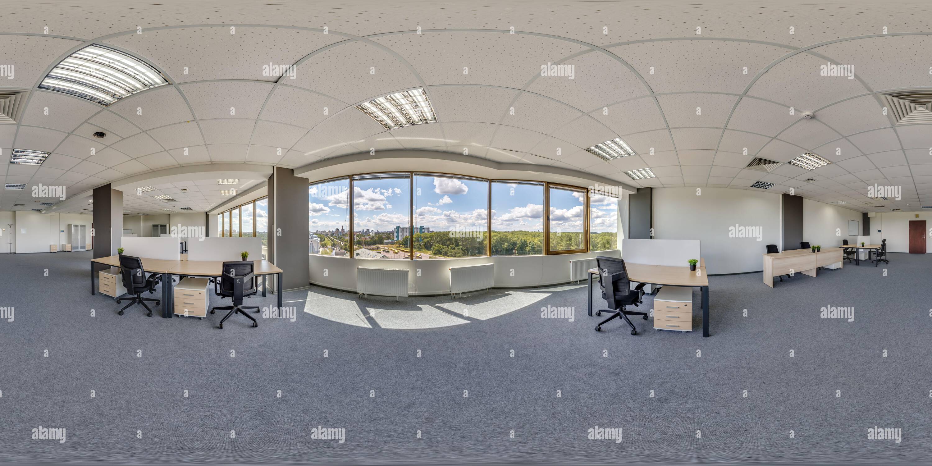 Visualizzazione panoramica a 360 gradi di panorama hdri 360 completamente sferico senza cuciture all'interno della sala di lavoro in un moderno ufficio di coworking sala vuota per riunioni d'affari in equirettangolare