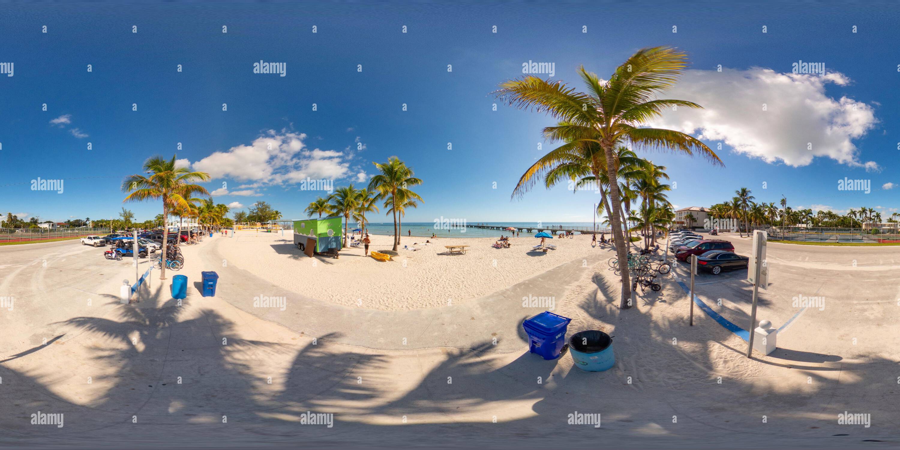 Visualizzazione panoramica a 360 gradi di Key West, Florida, USA - 21 ottobre 2023: Foto di stock equirettangolare del 360 Higgs Beach Key West Florida