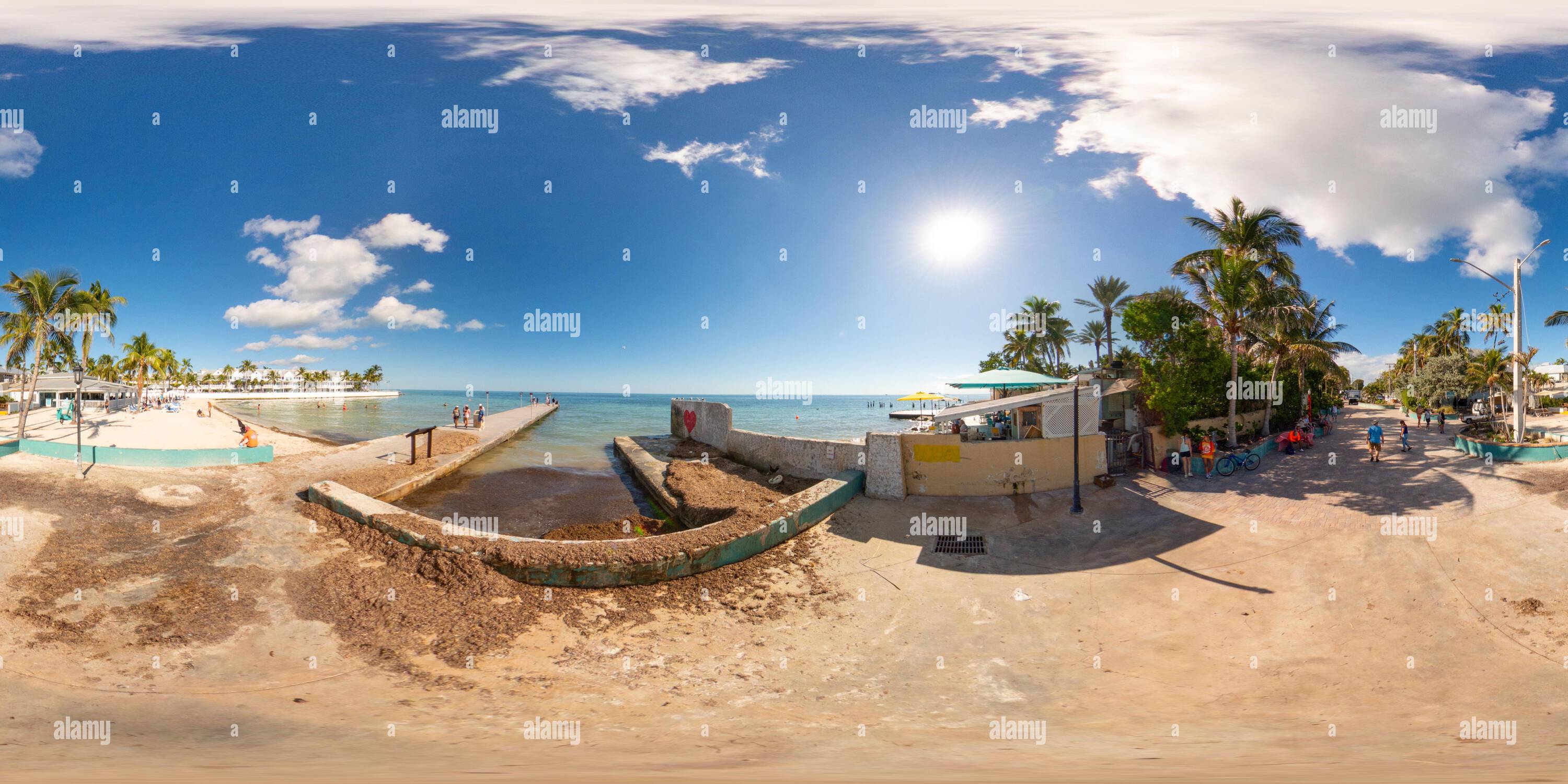 Visualizzazione panoramica a 360 gradi di Key West, Florida, USA - 21 ottobre 2023: Duval Street Pocket Park Key West 360 foto stock equirettangolare