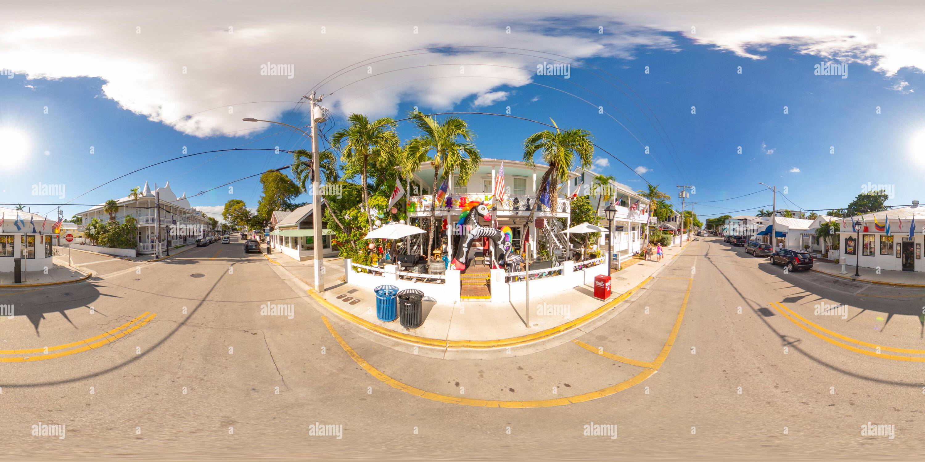 Visualizzazione panoramica a 360 gradi di Key West, Florida, USA - 21 ottobre 2023: Hotel con decorazioni di Halloween, foto stock equirettangolare Key West 360