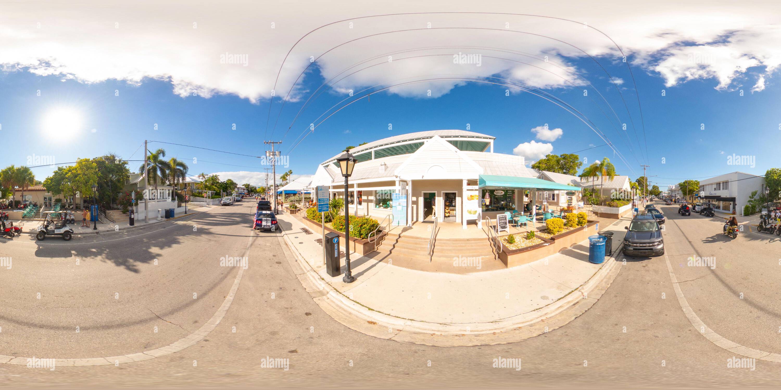 Visualizzazione panoramica a 360 gradi di Key West, Florida, USA - 21 ottobre 2023: Funky Chicken Resort Wear and Gifts Key West 360 foto di stock equirettangolare