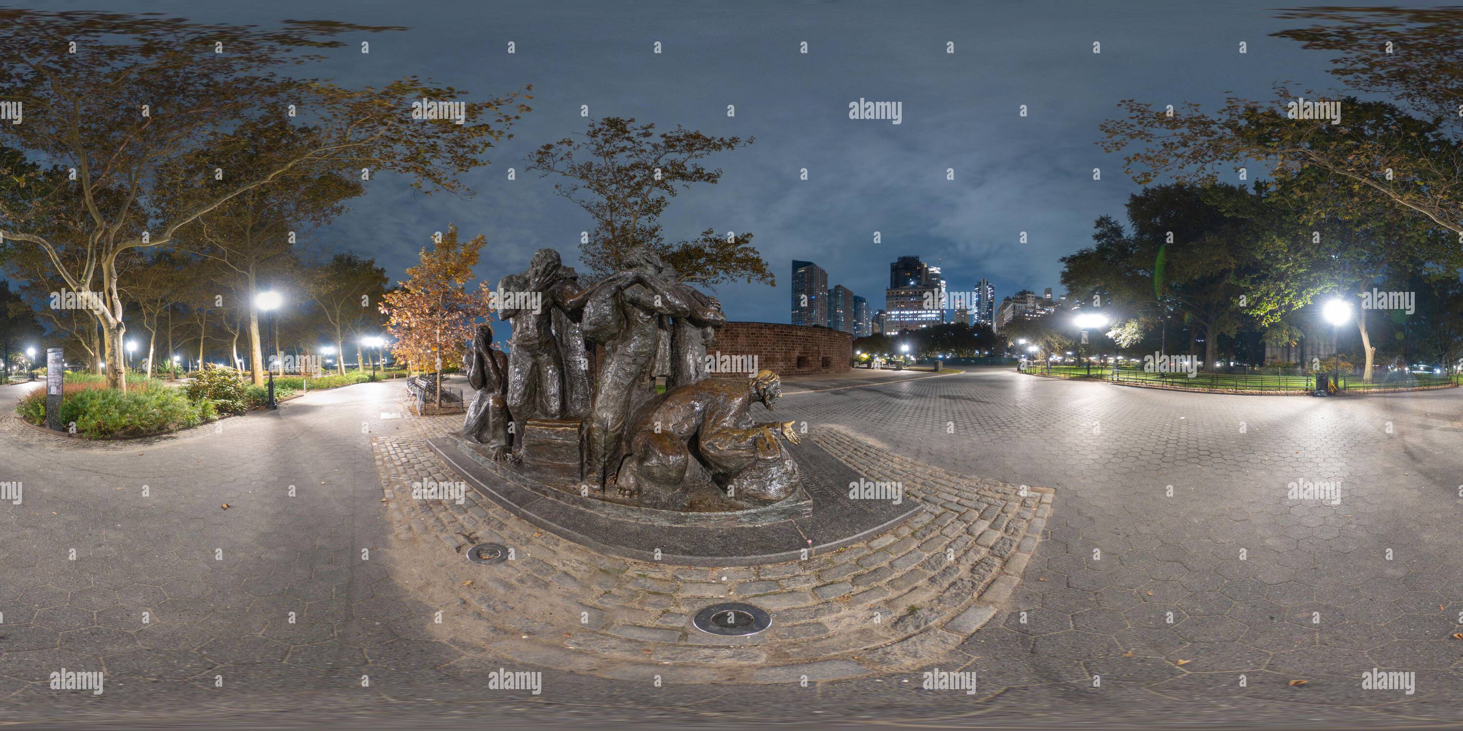 Visualizzazione panoramica a 360 gradi di New York, NY, USA - 27 ottobre 2023: The Immigration 1973 Battery Park 360 foto notturna equirettangolare