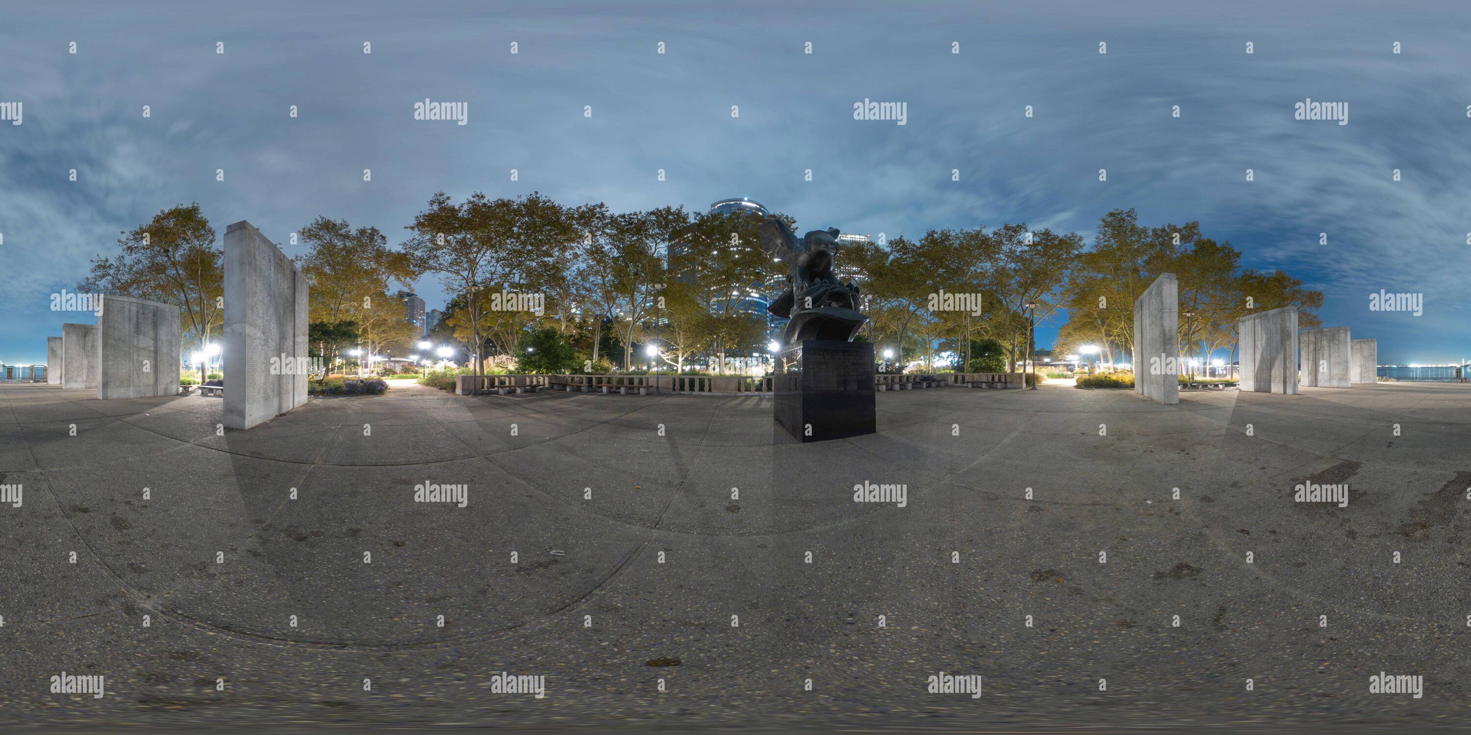 Visualizzazione panoramica a 360 gradi di New York, NY, USA - 27 ottobre 2023: Foto equirettangolare notturna 360 East Coast Memorial Battery Park New York