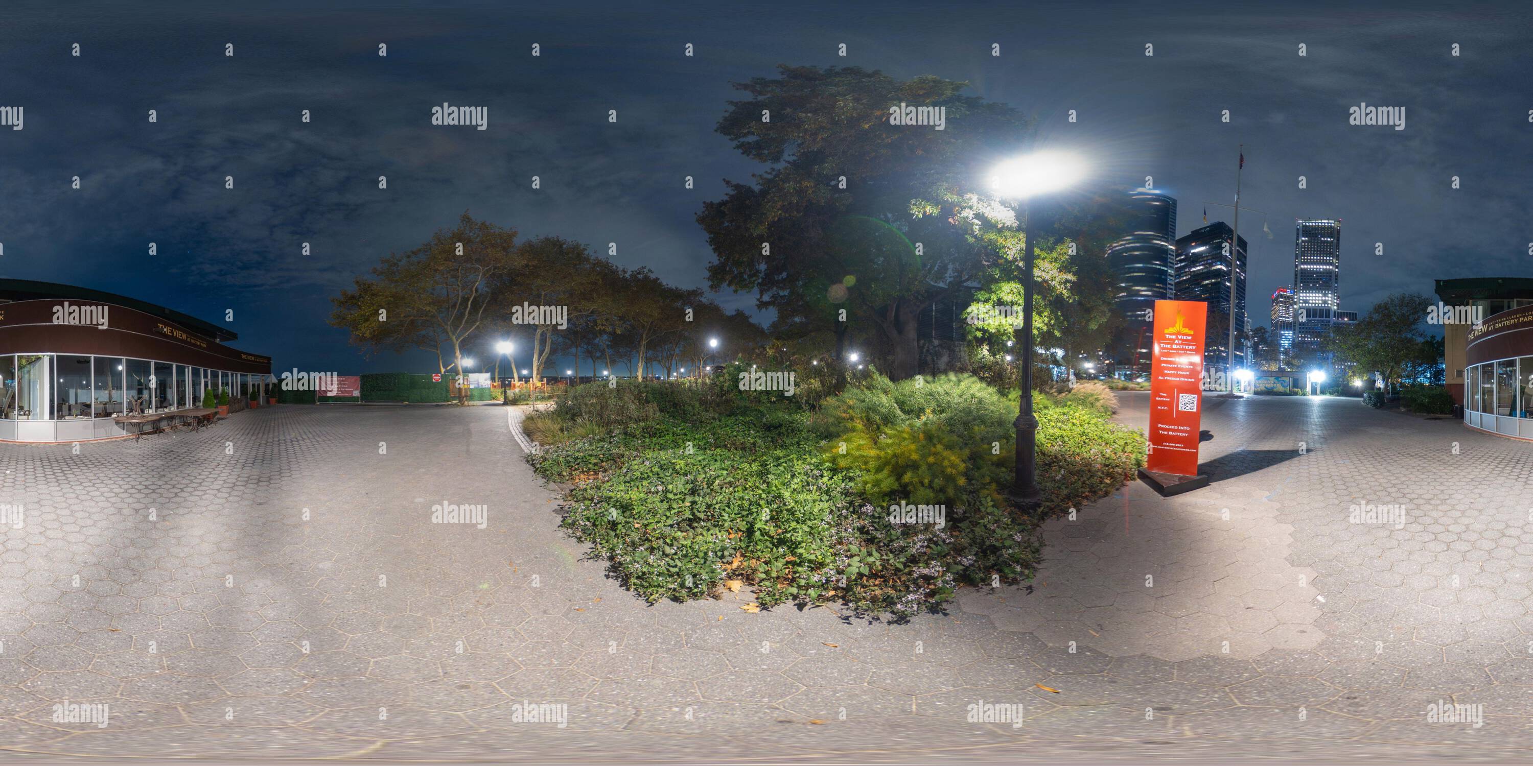 Visualizzazione panoramica a 360 gradi di New York, NY, USA - 27 ottobre 2023: Night 360 Photo The View at the Battery Park New York Equirectangular Spherical