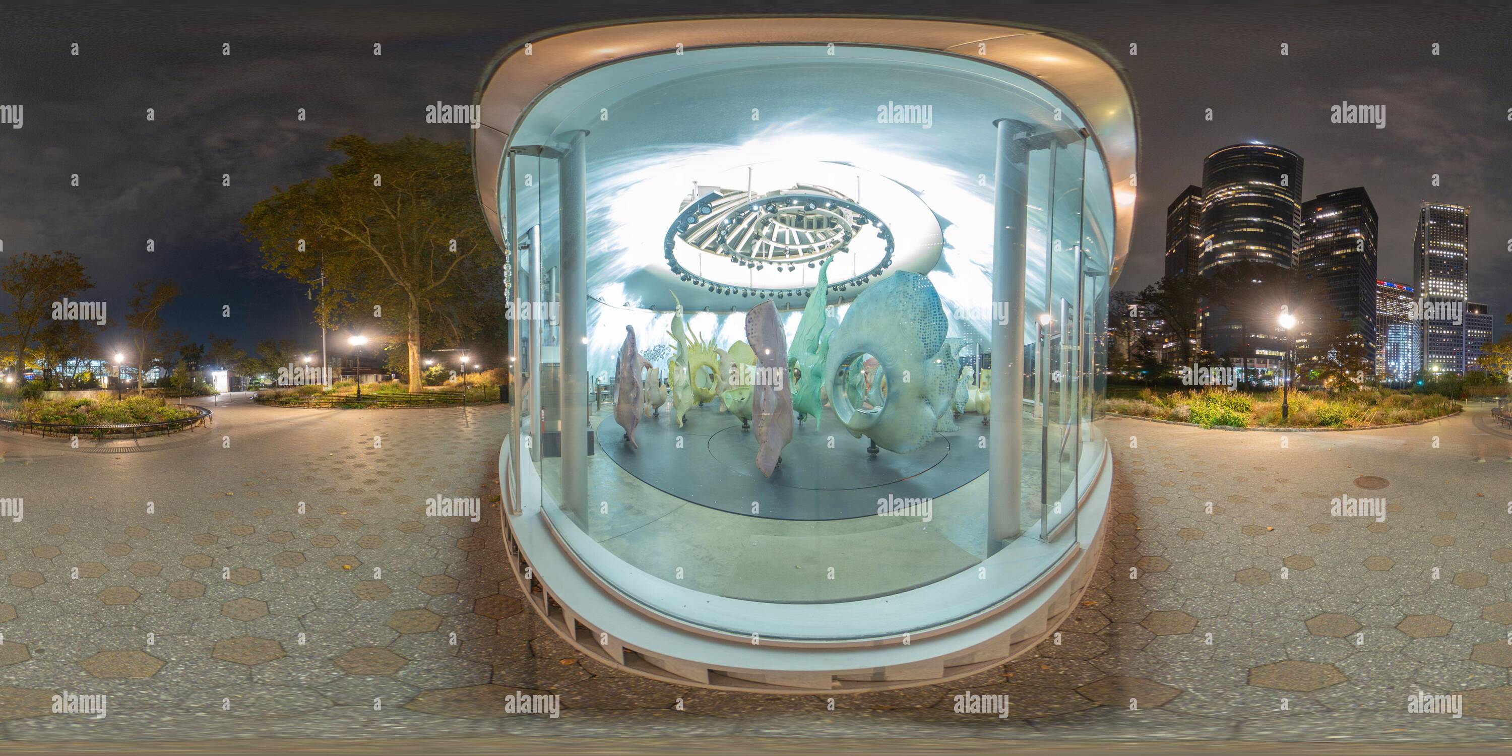 Visualizzazione panoramica a 360 gradi di New York, NY, USA - 27 ottobre 2023: SeaGlass Carousel Battyery Park New York. 360 foto equirettangolare