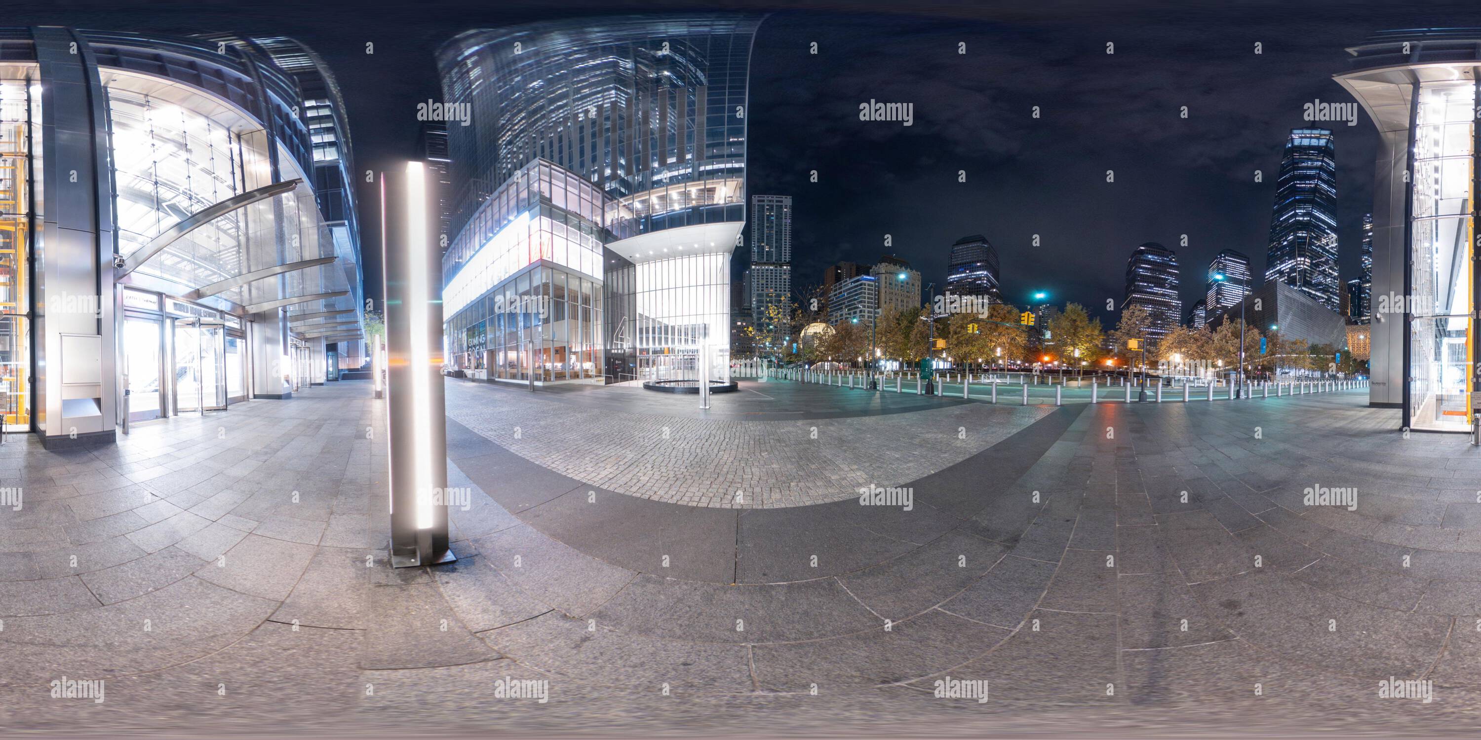 Visualizzazione panoramica a 360 gradi di New York, NY, USA - 27 ottobre 2023: 360 foto equirettangolare World Trade Center New York di notte