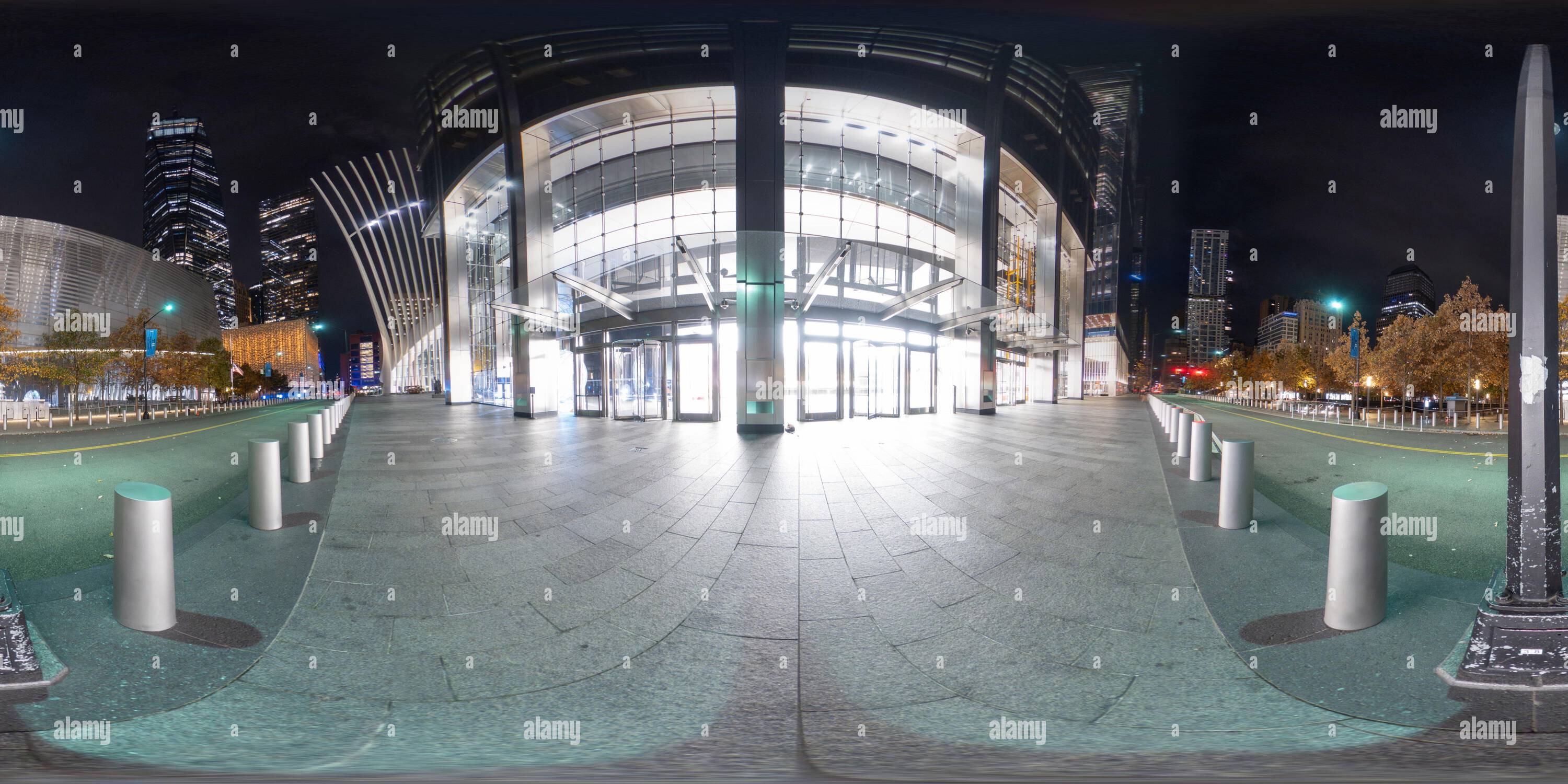 Visualizzazione panoramica a 360 gradi di New York, NY, USA - 27 ottobre 2023: 360 foto equirettangolare World Trade Center New York di notte greenwich Street